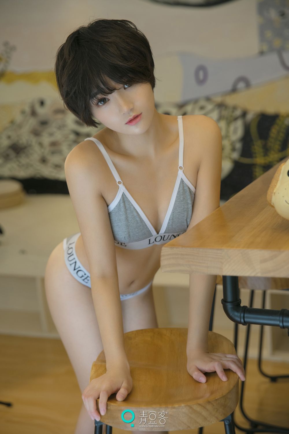 短发精灵悦爷妖精 运动内衣唯美出镜