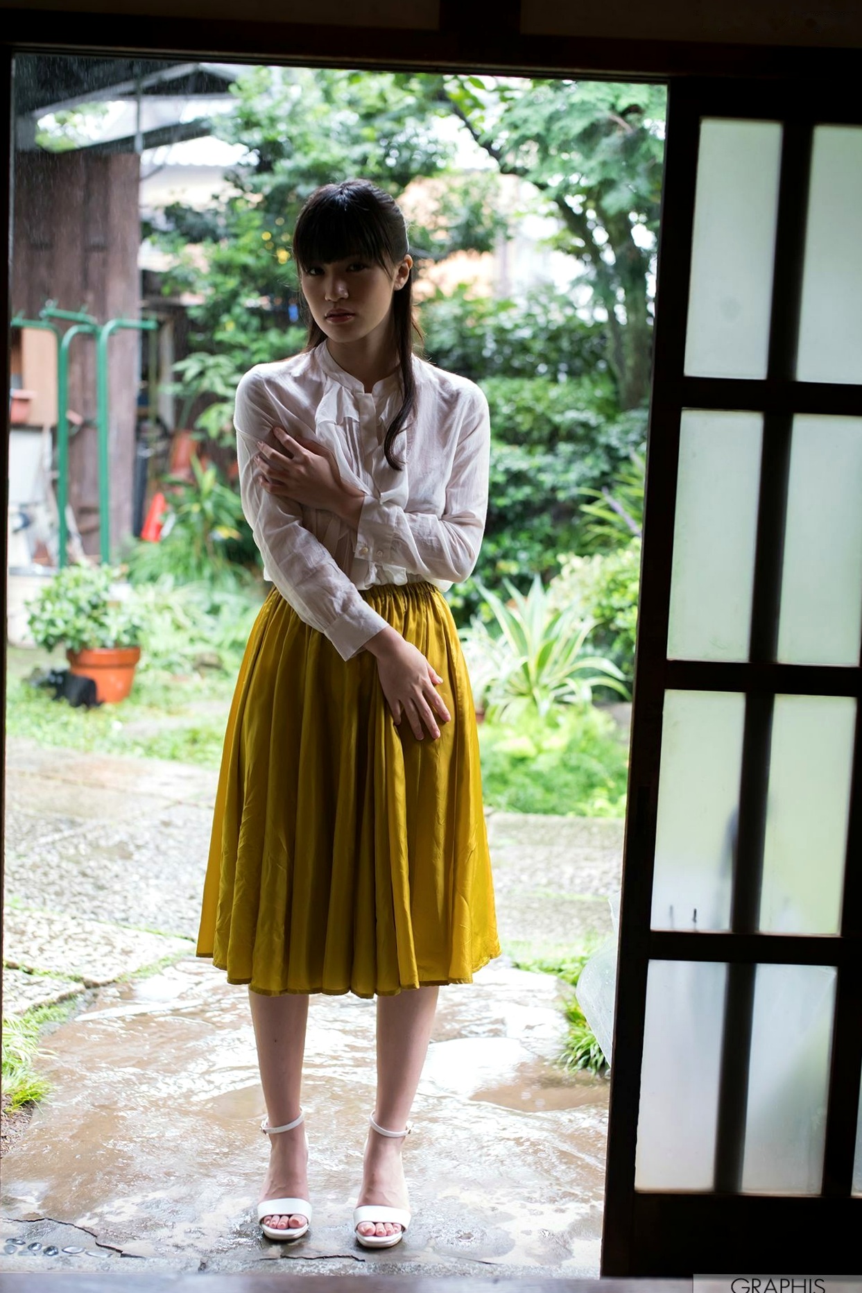 Graphis 高桥しょう子 《Noble bomb》 日系清纯写真，精致日式庭院下展现迷人气质