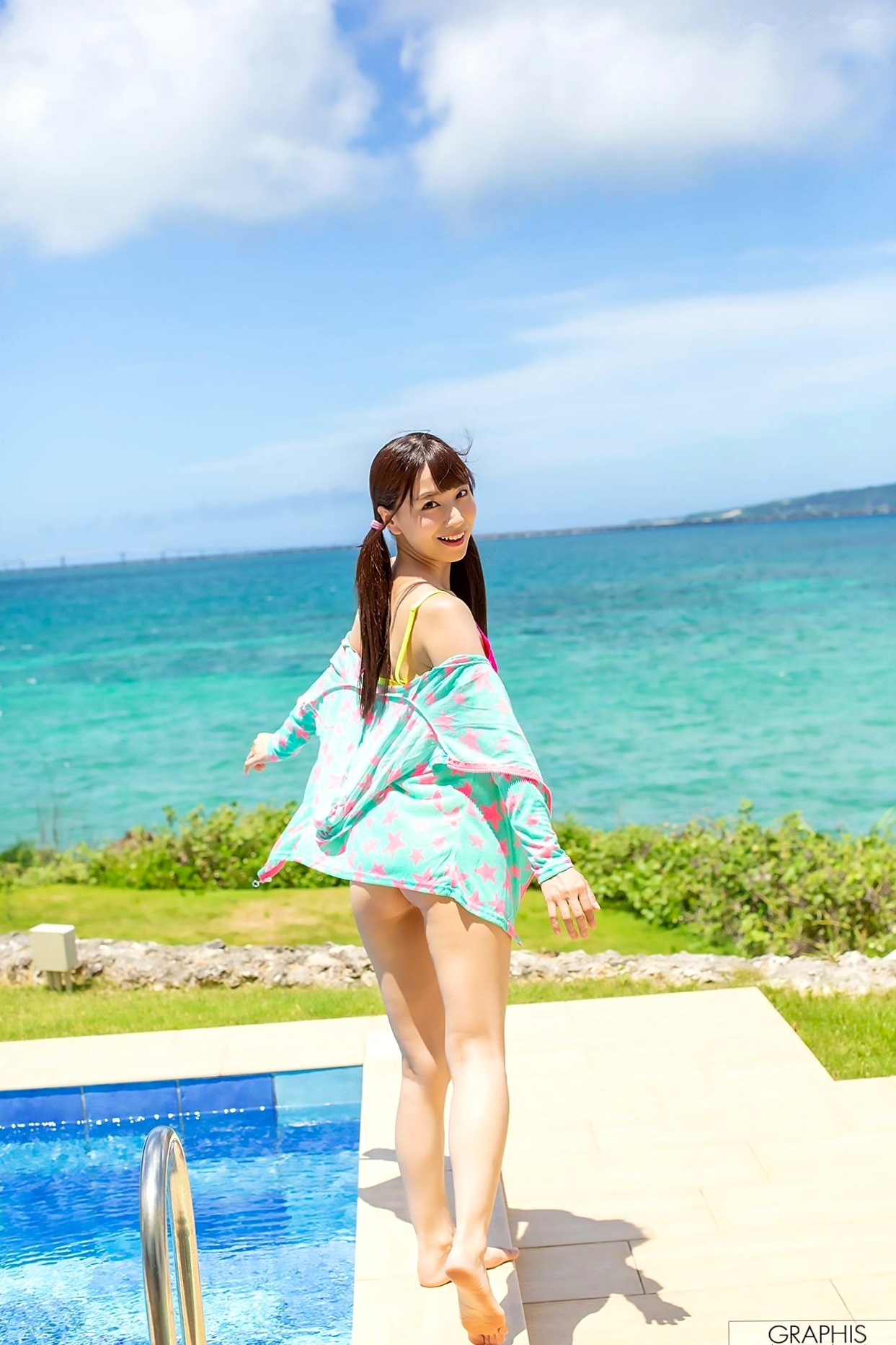 Graphis_初川みなみ《umikaze》清新海滨度假与俏皮女仆风私房写真集[46P]
