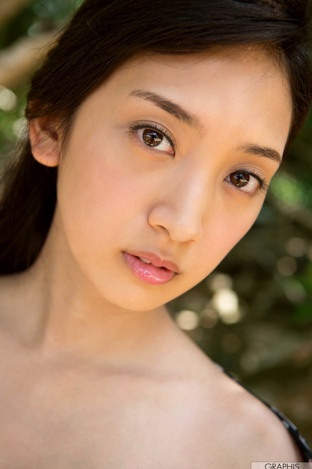 Graphis 辻本杏《Oriental Lily》高清写真集：蕾丝内衣、丁字裤美臀诱惑，展现日系私房性感尤物风采