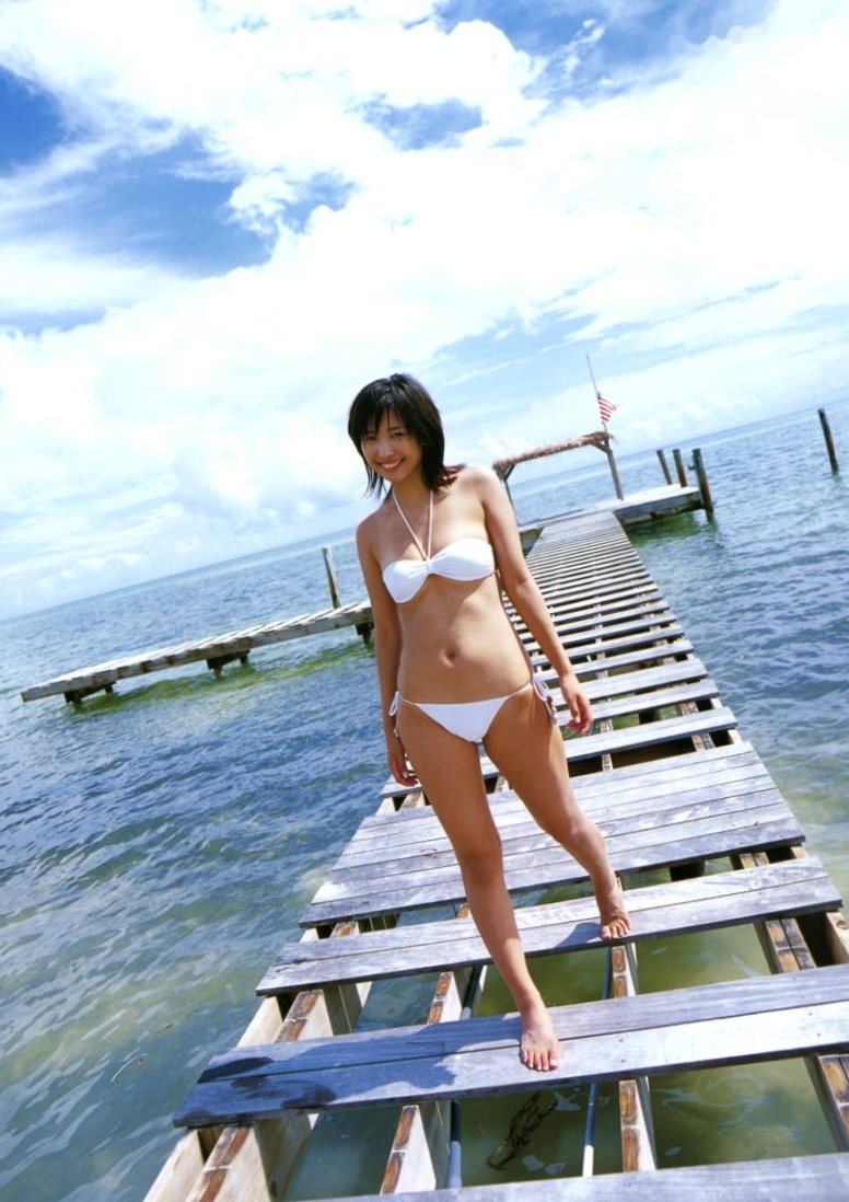 PB写真集_山崎真实《マイマミ》日本海滩比基尼性感美腿诱惑写真高清图集[72P]