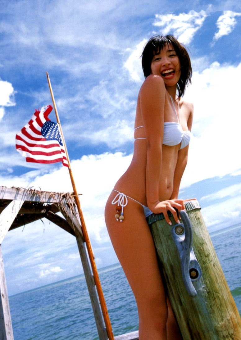 PB写真集_山崎真实《マイマミ》日本海滩比基尼性感美腿诱惑写真高清图集[72P]