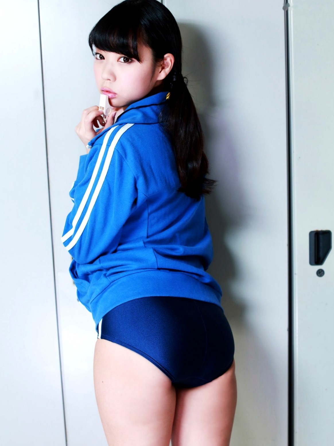 青山ひかる写真集《爆乳Ｉカップコーチ》更衣室内紧身镂空泳装大尺度诱惑 [41P]