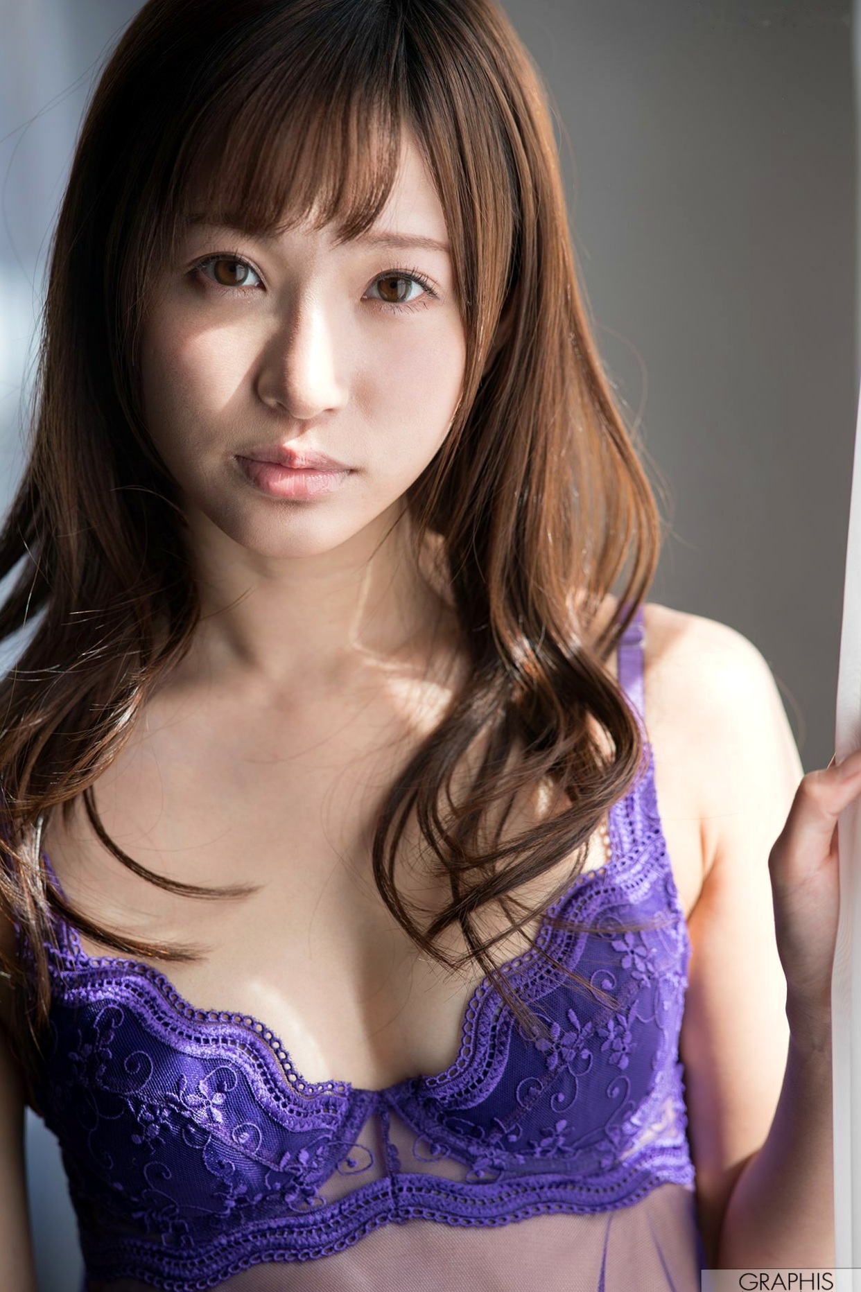 Graphis_天使萌『Fairy Angel』精致清纯写真，温柔卧室、户外街拍与唯美浴室湿身大片[52P]