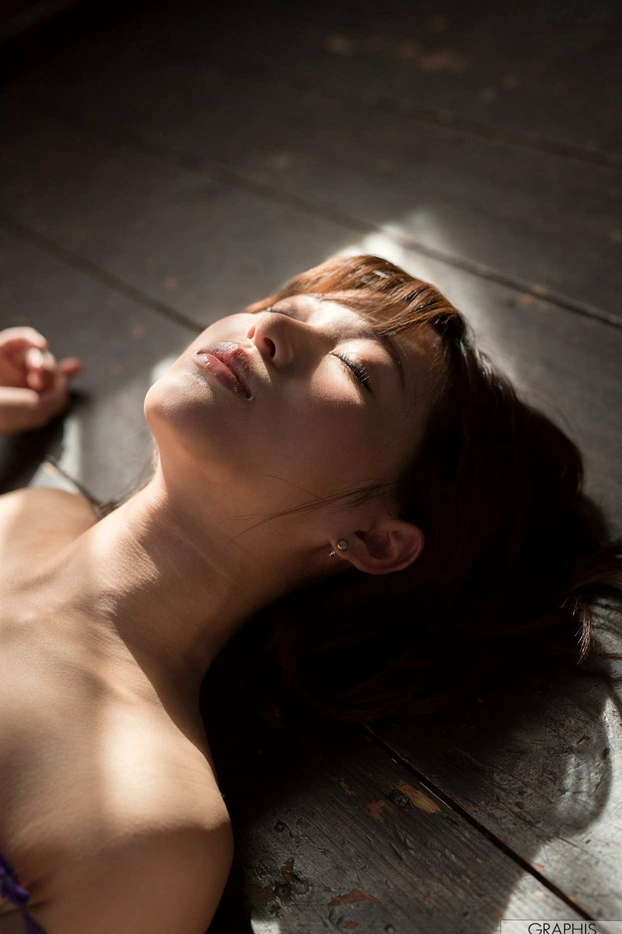 Graphis_天使萌『Fairy Angel』精致清纯写真，温柔卧室、户外街拍与唯美浴室湿身大片[52P]