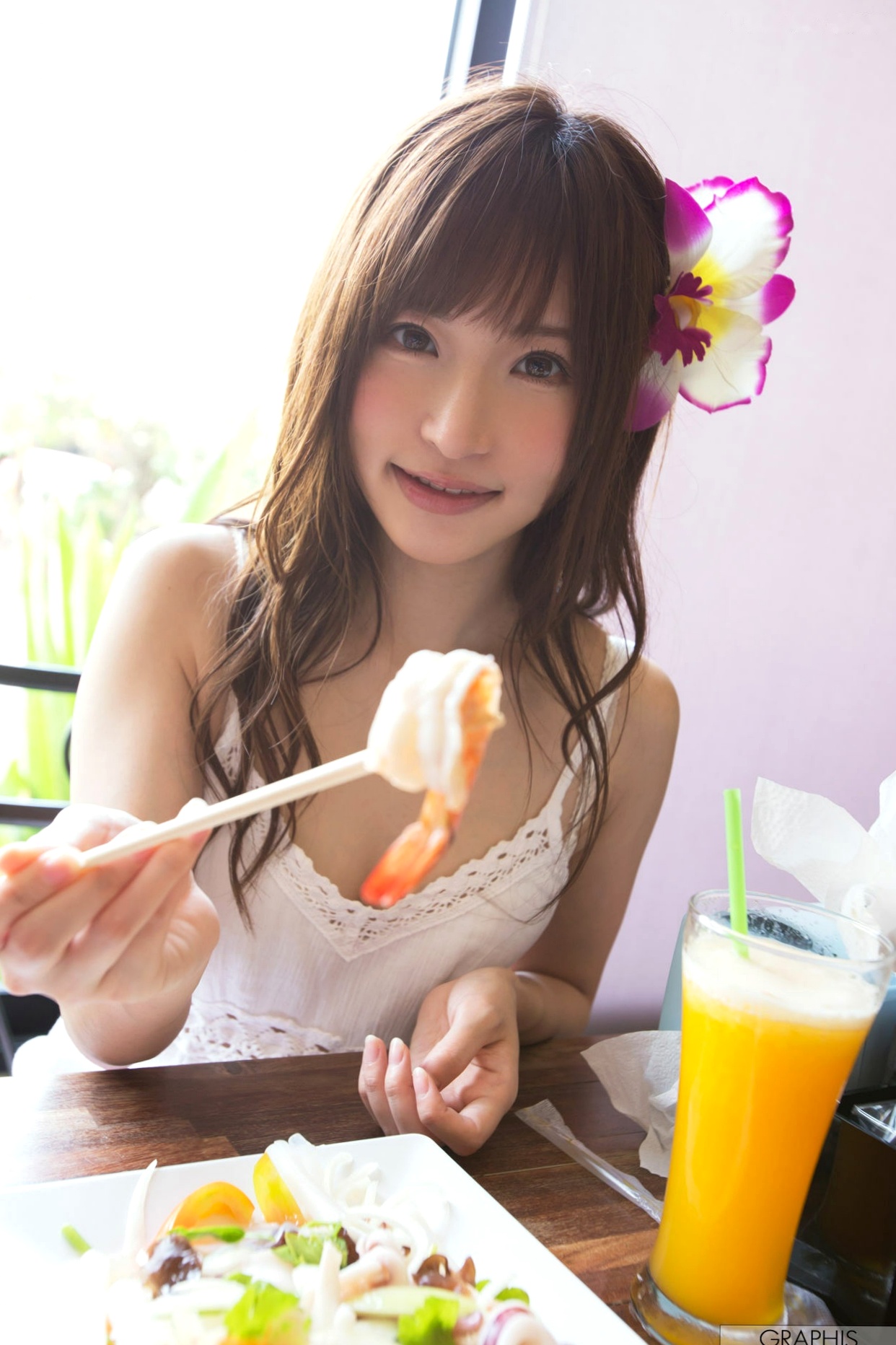 Graphis_天使萌：清纯比基尼泳装写真，带来夏日白嫩诱惑与治愈系性感视觉享受