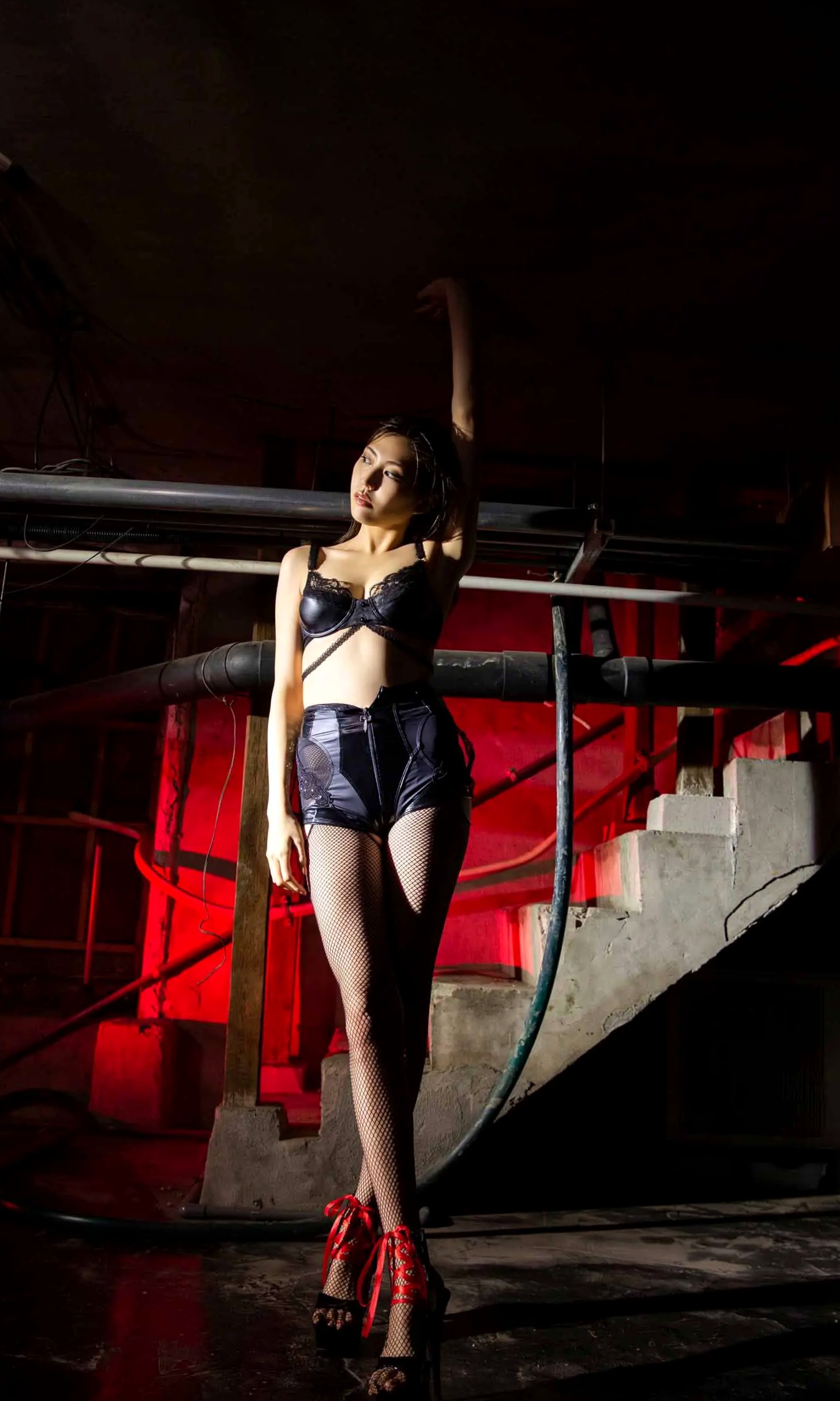 岩﨑名美 - THE LAST MISSION [73P] 丝绸睡衣性感私房写真 暗调优雅美腿诱惑