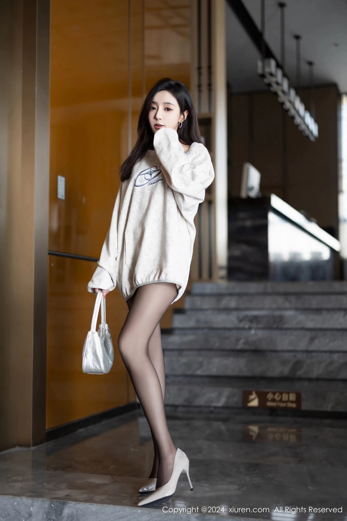 [XiuRen]高清写真图 2024.02.23 No.8135 王馨瑶yanni 美腿黑丝