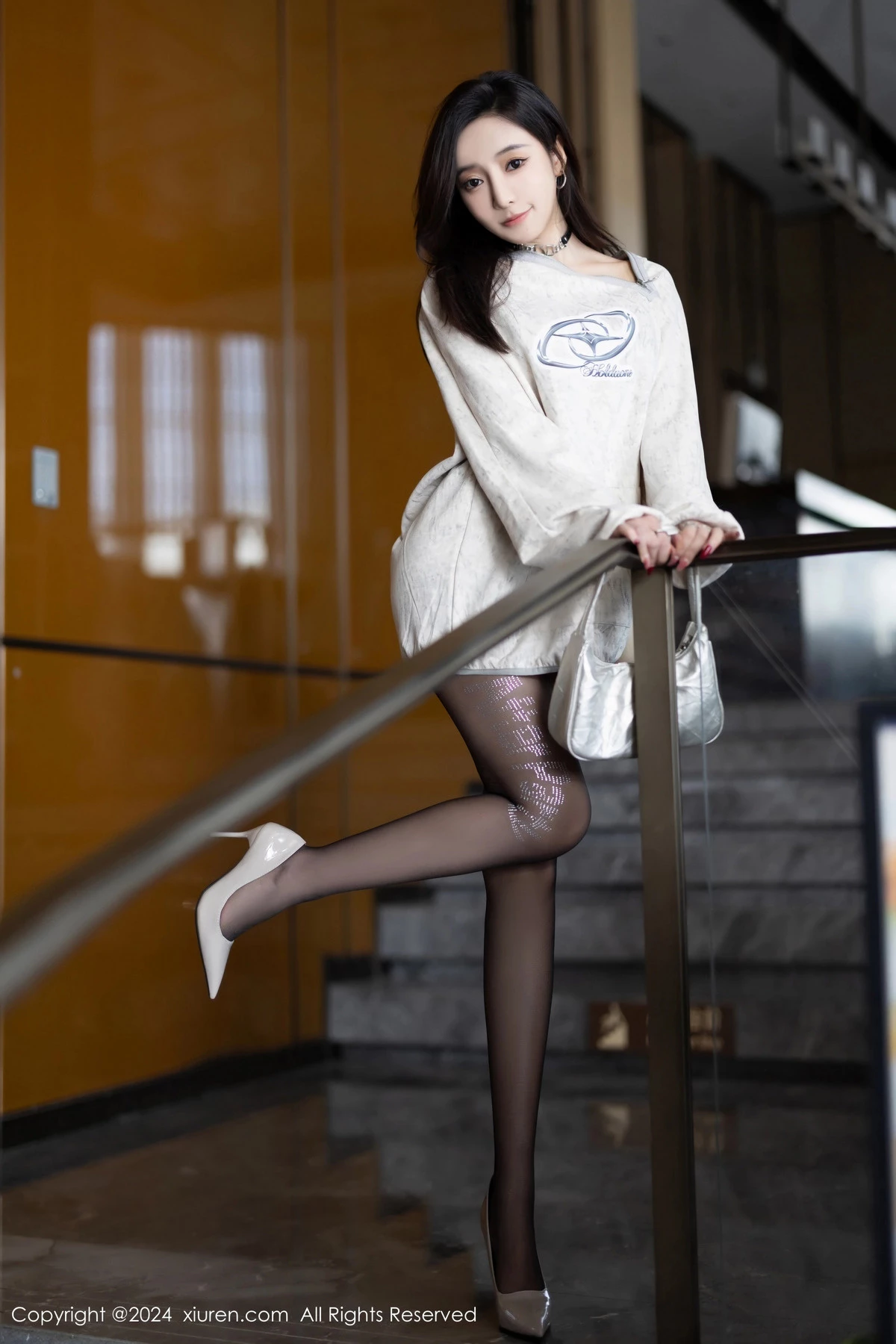 [XiuRen]高清写真图 2024.02.23 No.8135 王馨瑶yanni 美腿黑丝
