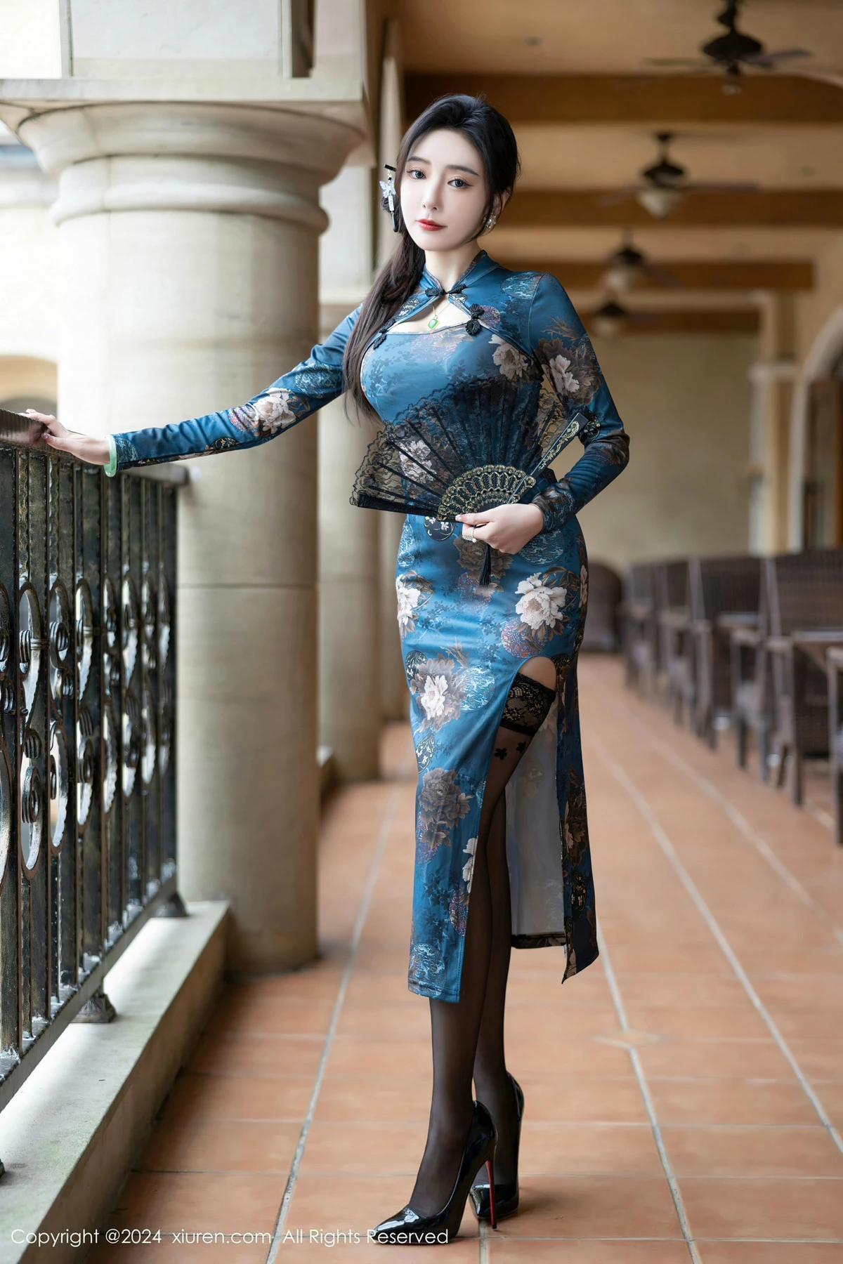 [XiuRen]高清写真图 2024.04.19 No.8425 王馨瑶yanni 美腿黑丝