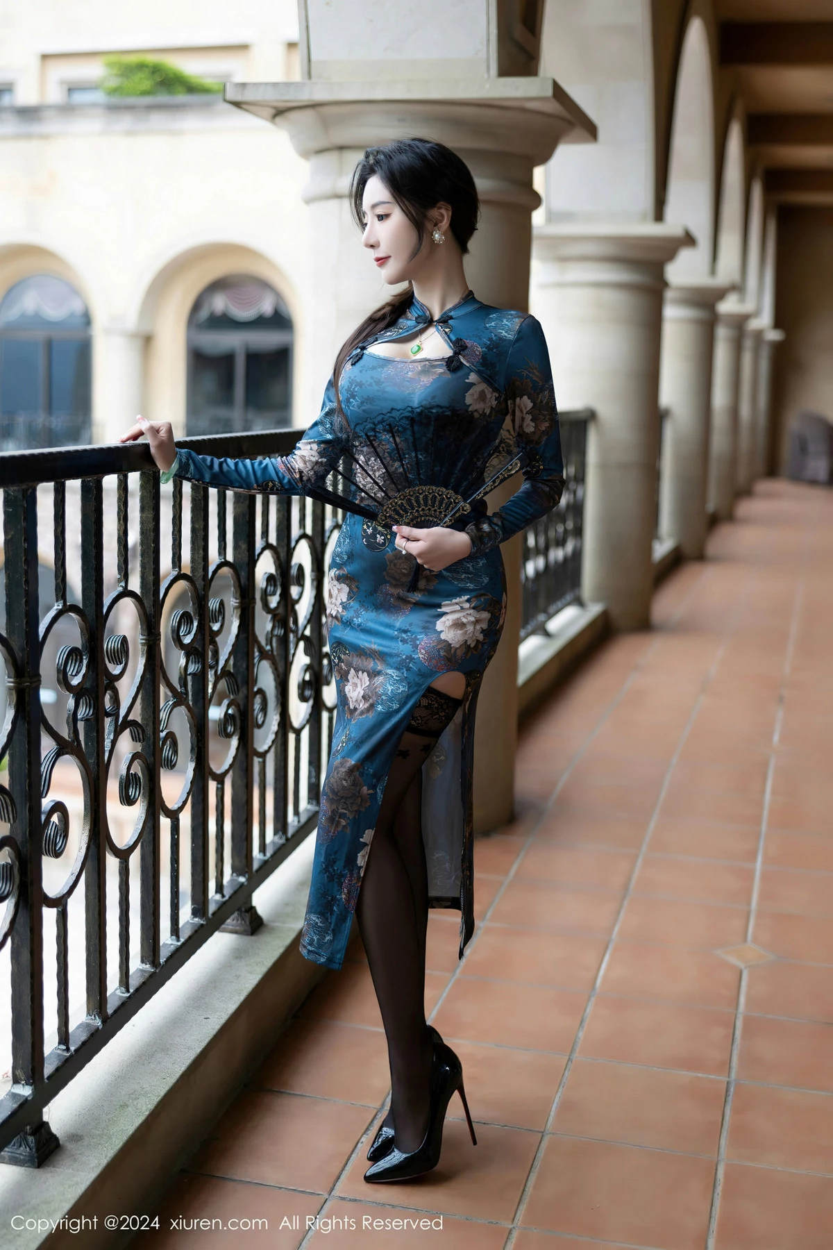 [XiuRen]高清写真图 2024.04.19 No.8425 王馨瑶yanni 美腿黑丝