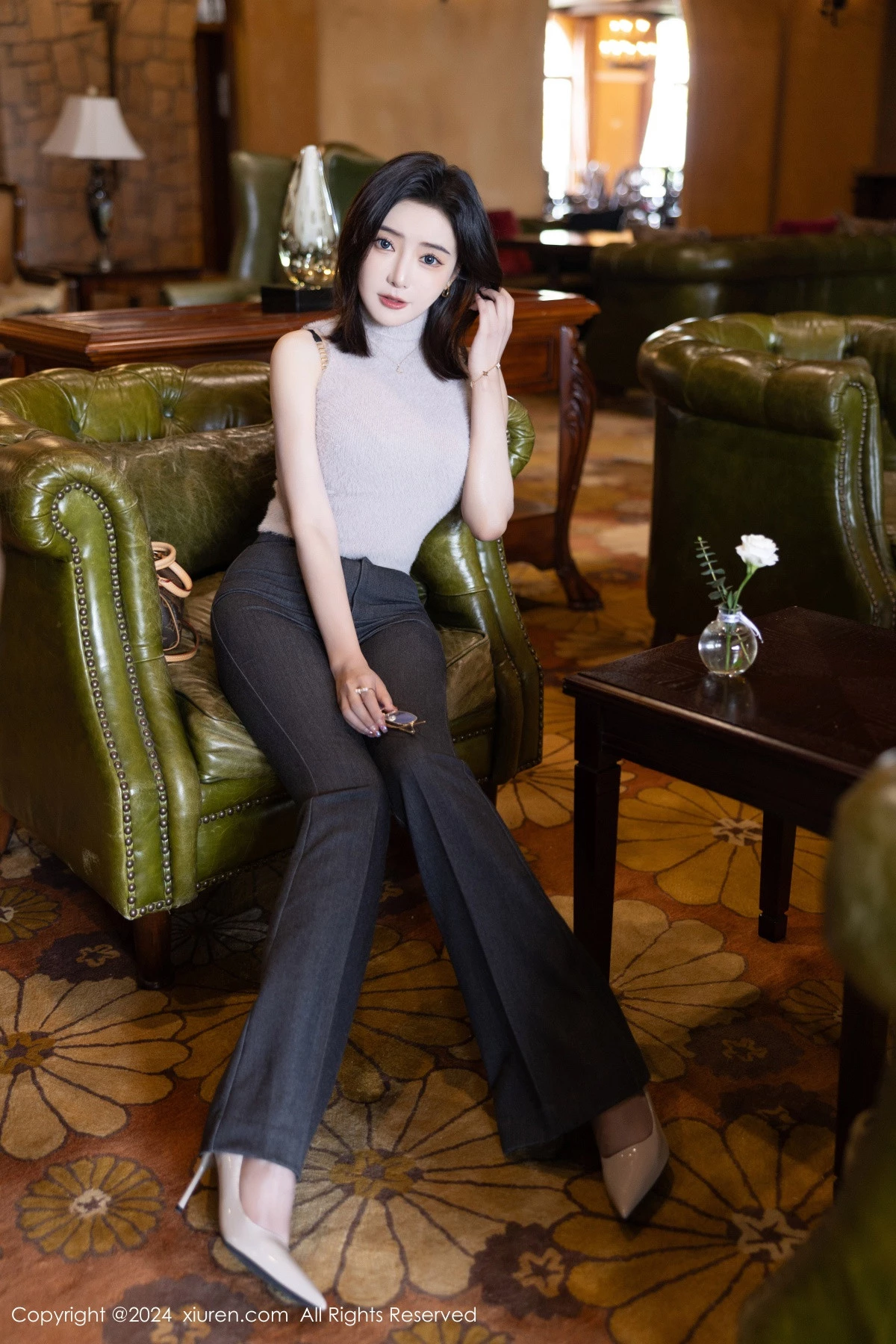 [XiuRen]高清写真图 2024.04.25 No.8451 王馨瑶yanni 黑丝美腿