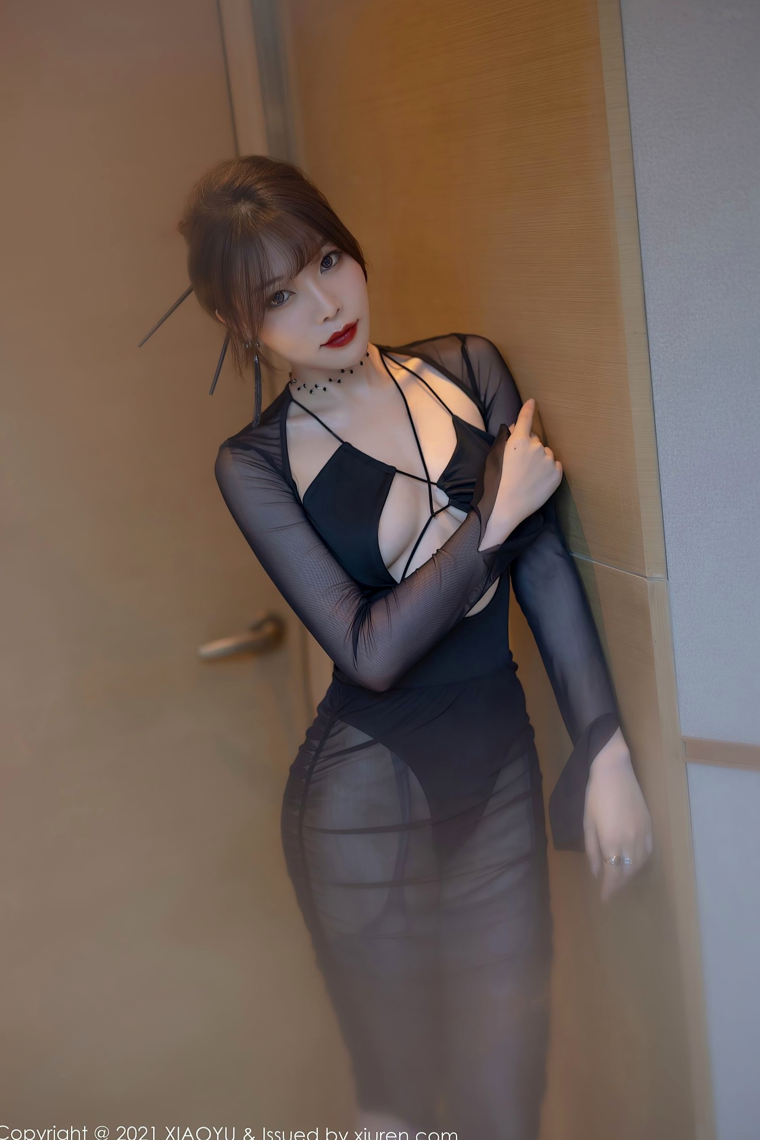 XiaoYu语画界-581-芝芝：黑色透视连体黑丝诱惑，室内私房写真展现极致身材曲线