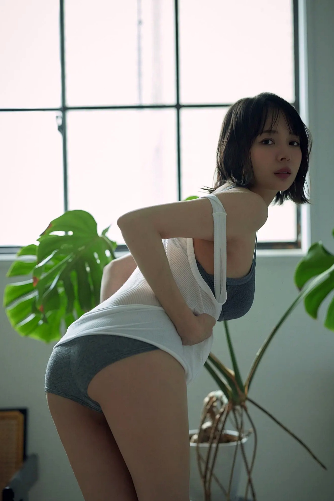 岡田紗佳 - 美脚輪舞曲 性感内衣私房照 复古写真女神美腿