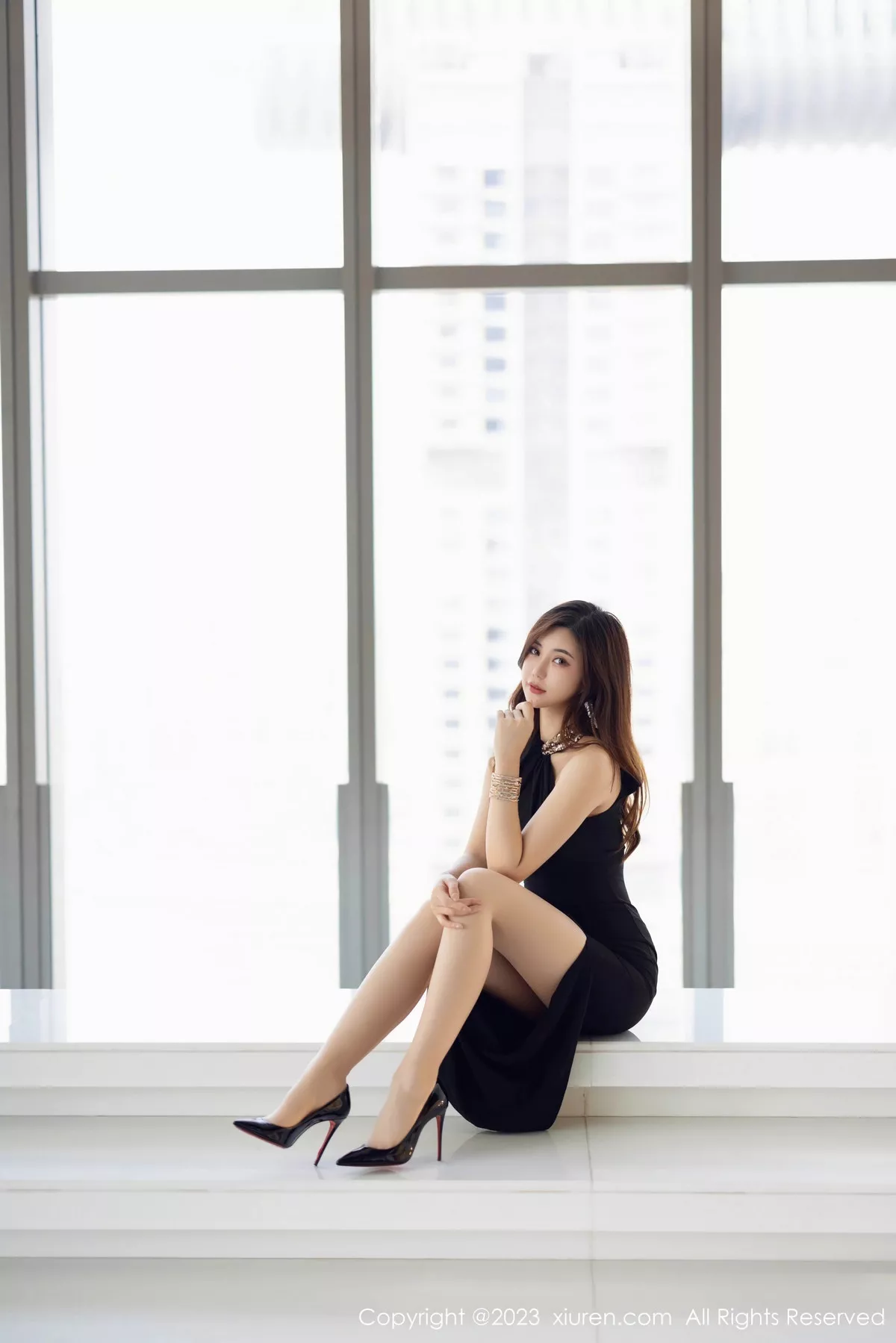 [XiuRen]高清写真图 2023.12.08 No.7782 绮里嘉ula 美腿礼裙
