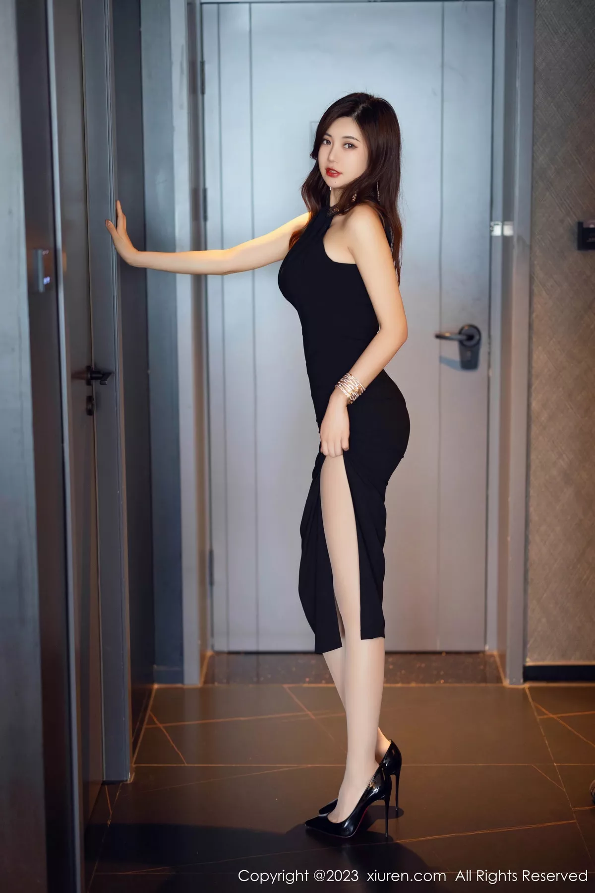 [XiuRen]高清写真图 2023.12.08 No.7782 绮里嘉ula 美腿礼裙