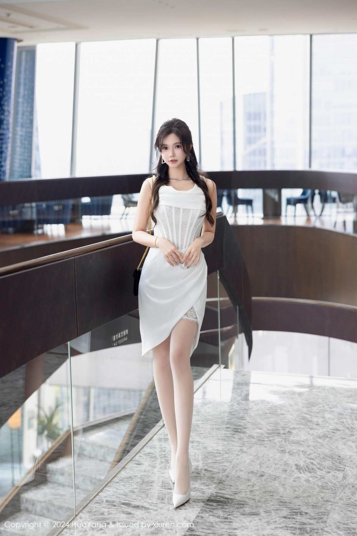 [HuaYang]高清写真图 2024.10.12 VOL.612 绮里嘉ula 丝袜美腿