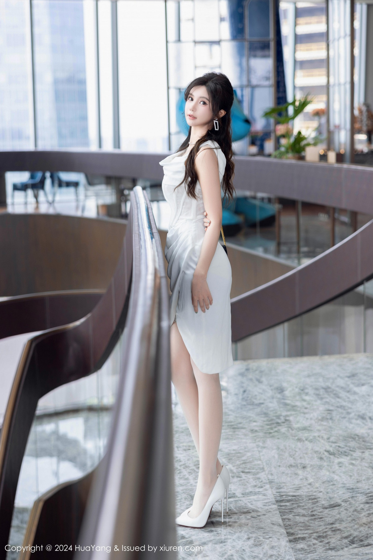 [HuaYang]高清写真图 2024.10.12 VOL.612 绮里嘉ula 丝袜美腿