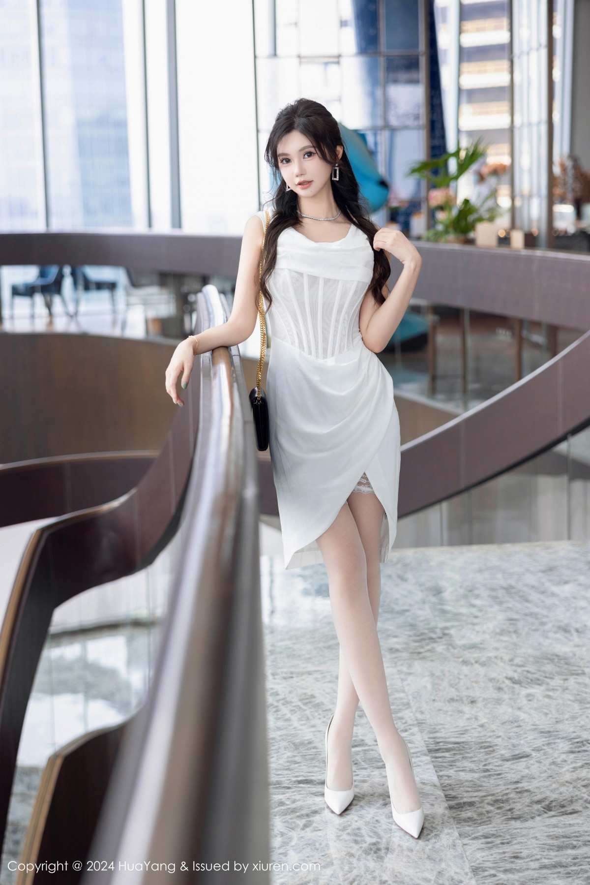 [HuaYang]高清写真图 2024.10.12 VOL.612 绮里嘉ula 丝袜美腿