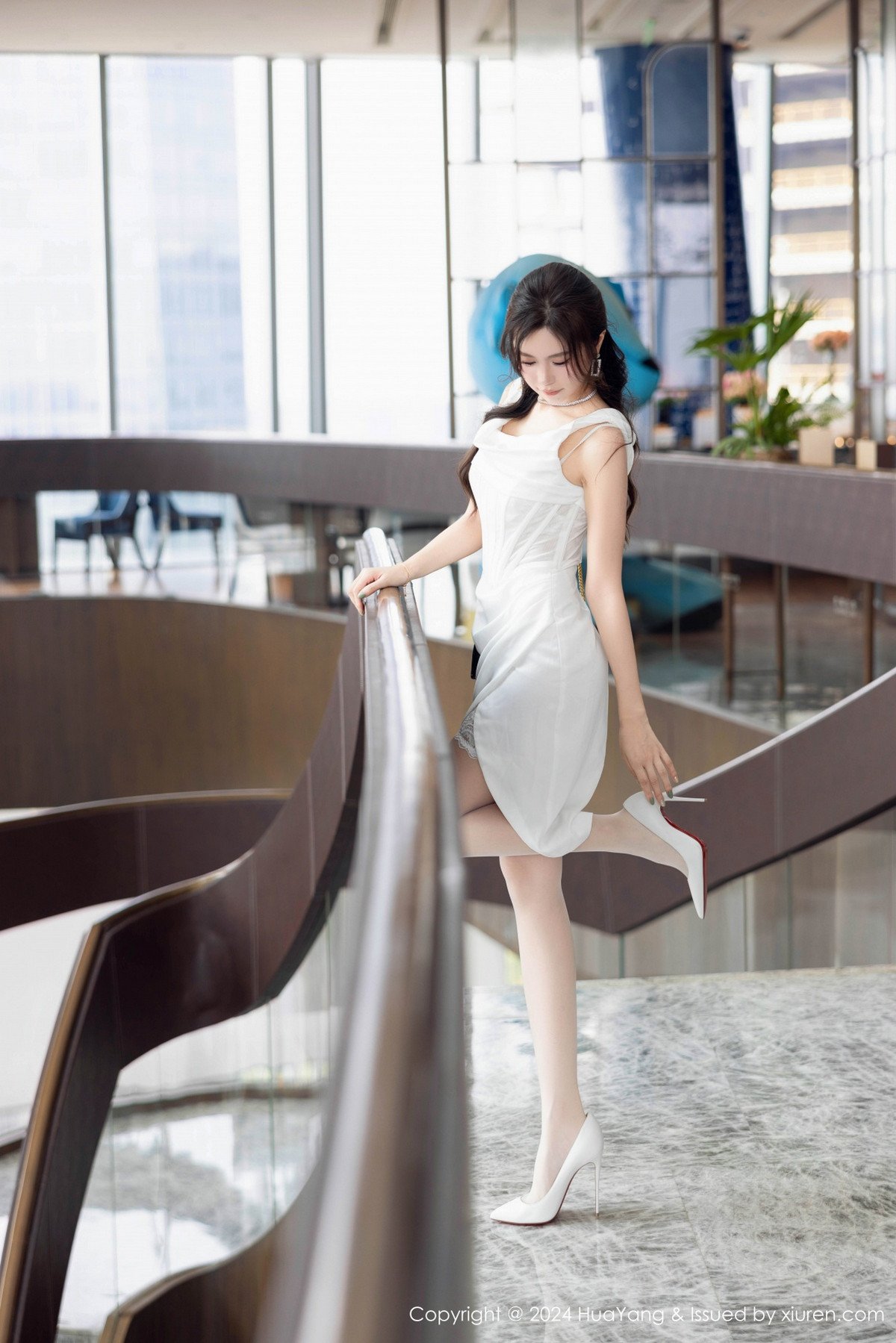 [HuaYang]高清写真图 2024.10.12 VOL.612 绮里嘉ula 丝袜美腿