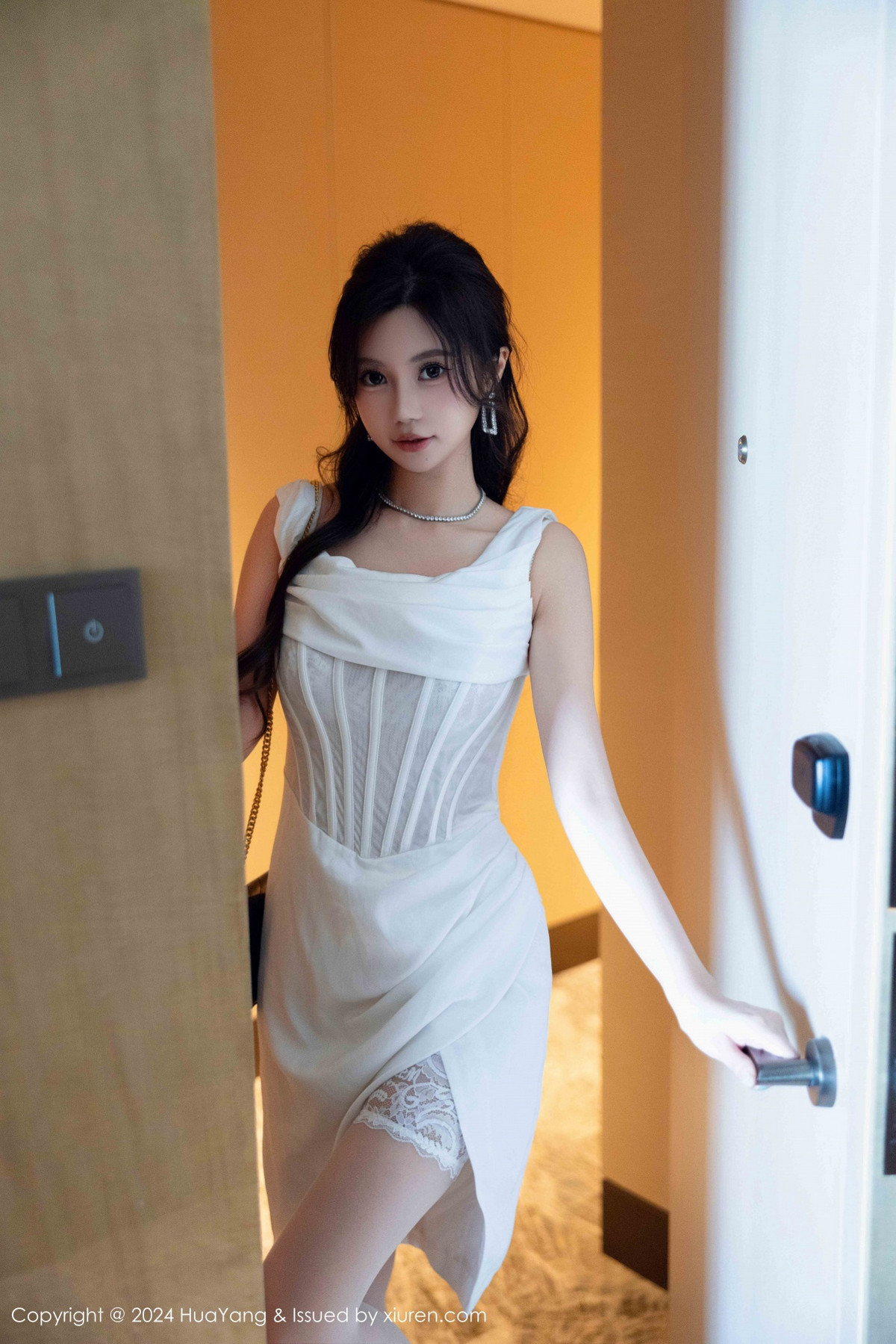 [HuaYang]高清写真图 2024.10.12 VOL.612 绮里嘉ula 丝袜美腿