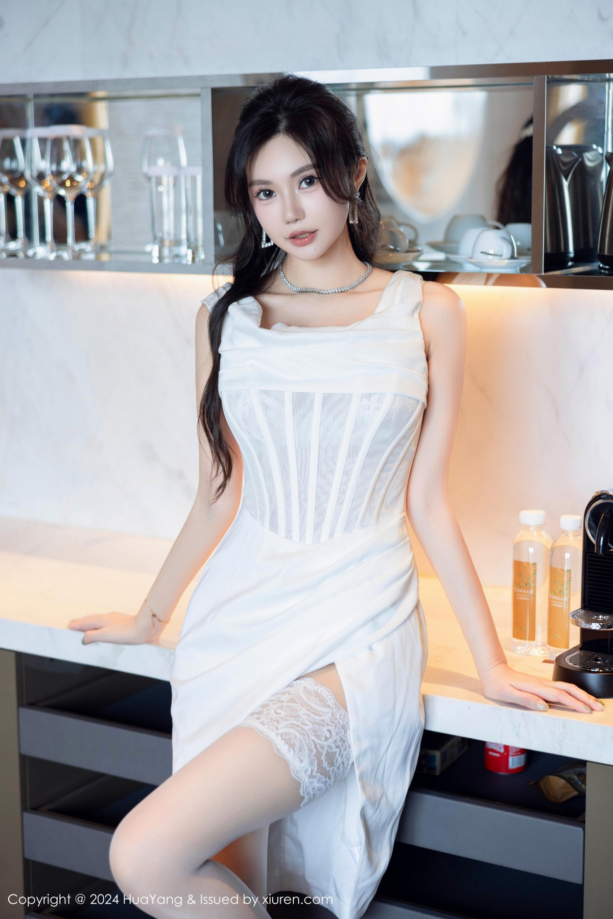 [HuaYang]高清写真图 2024.10.12 VOL.612 绮里嘉ula 丝袜美腿
