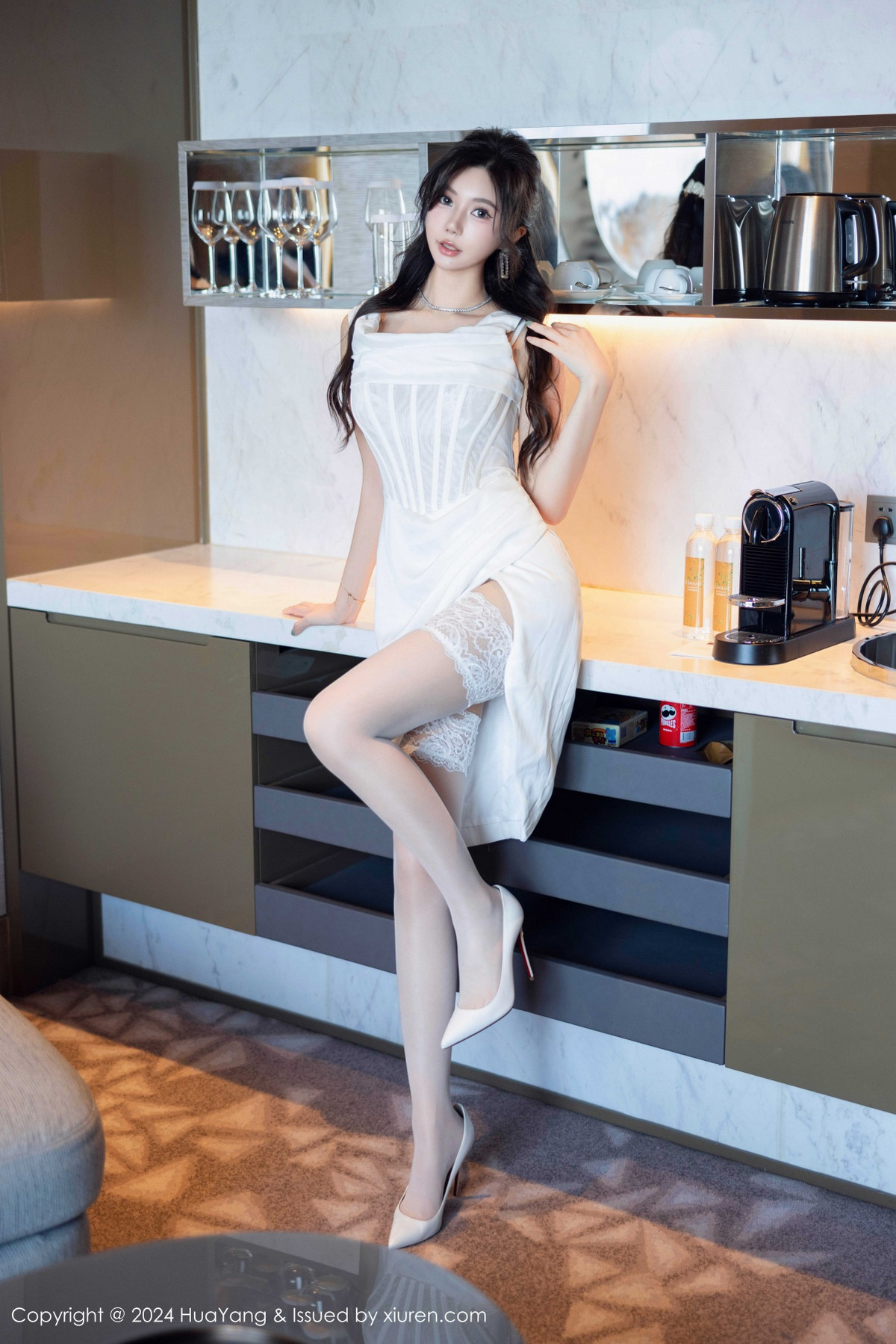[HuaYang]高清写真图 2024.10.12 VOL.612 绮里嘉ula 丝袜美腿
