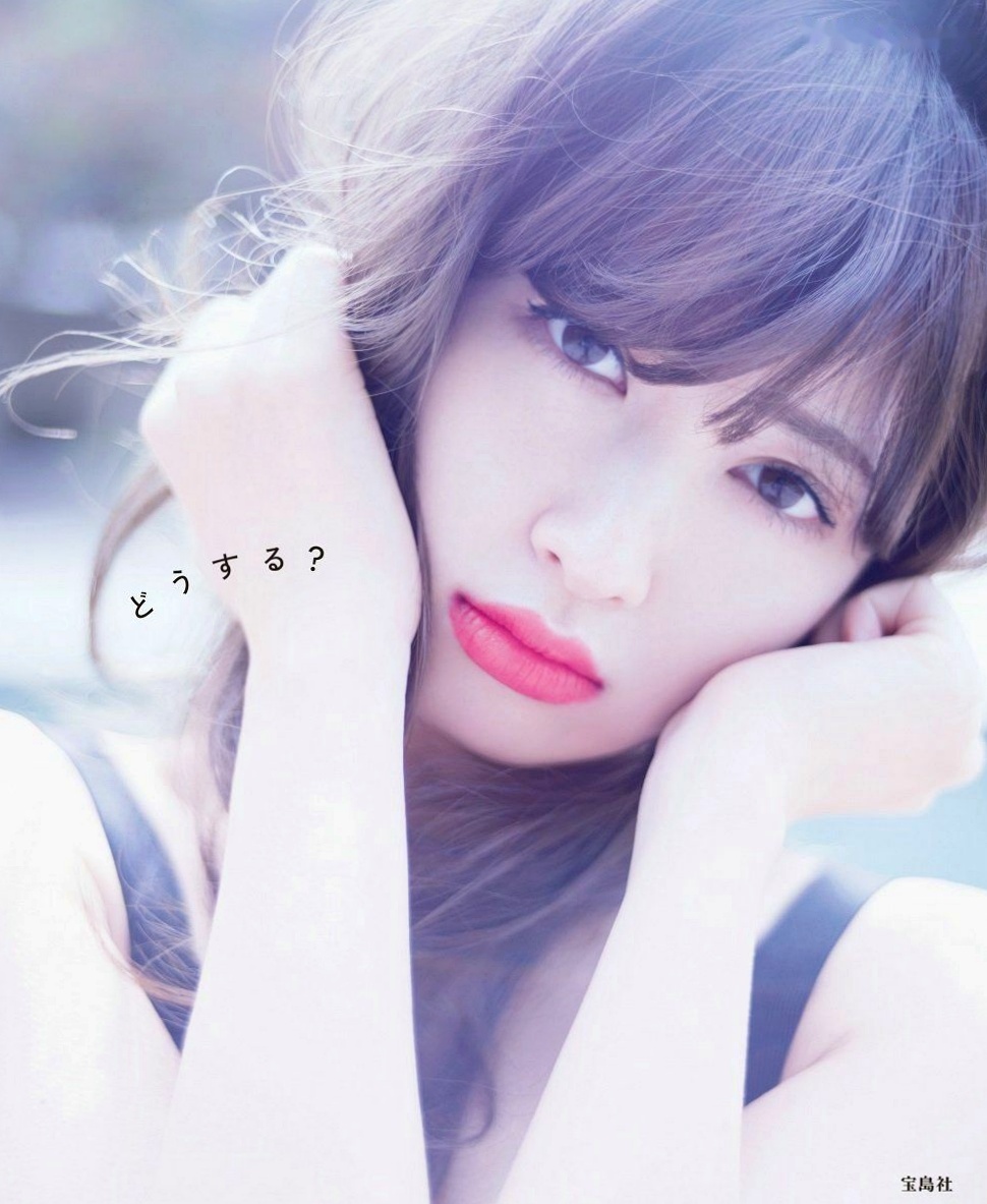 PB写真集_小嶋陽菜《Dou Suru どうする？》泳池黑丝诱惑与湿身写真，尽显气质女神性感风采 [142P]
