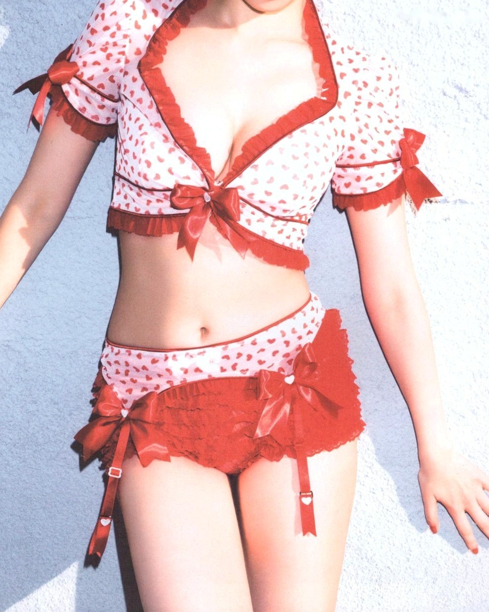 PB写真集_小嶋陽菜《Dou Suru どうする？》泳池黑丝诱惑与湿身写真，尽显气质女神性感风采 [142P]