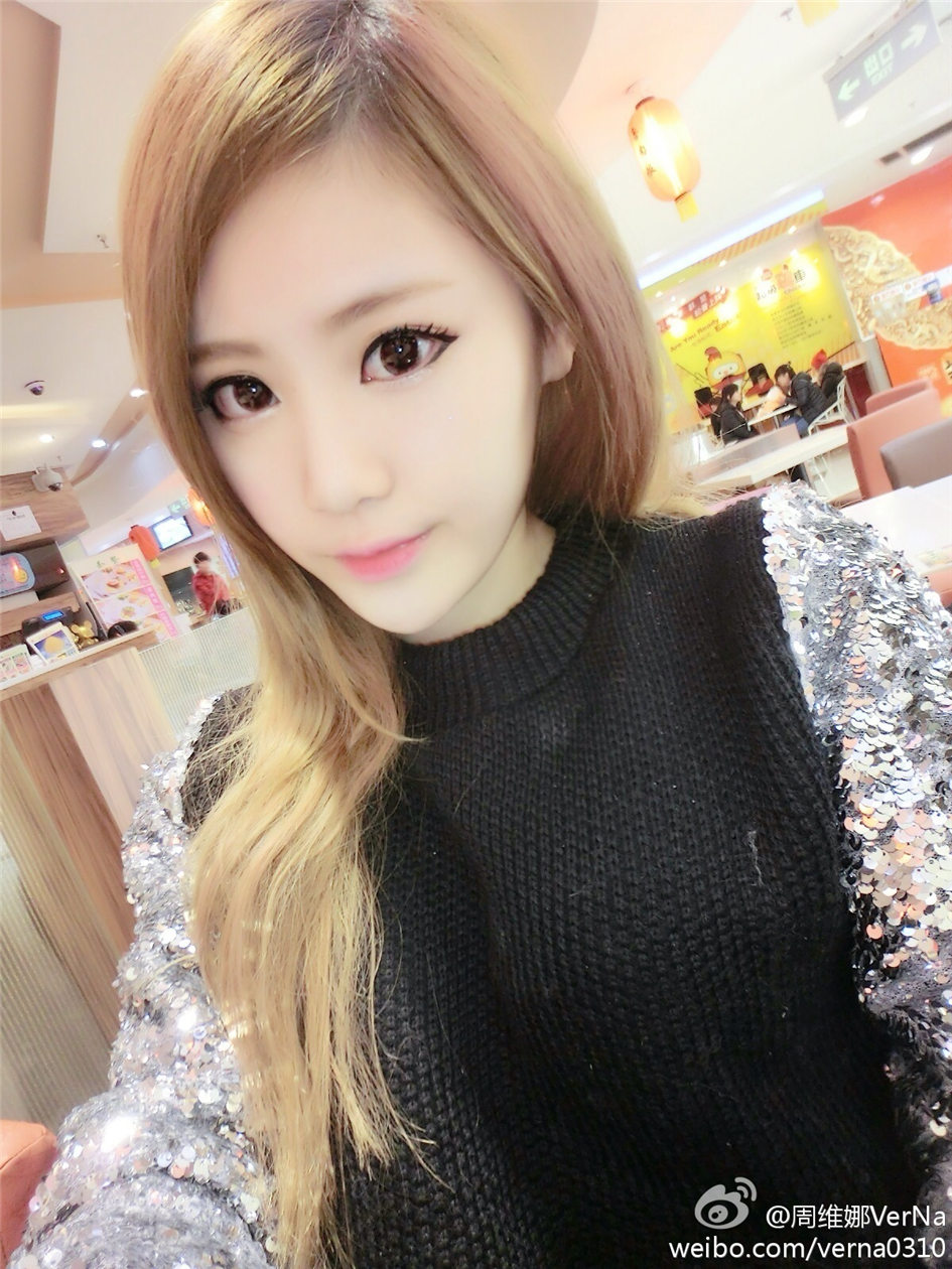 周维娜VerNa 电眼美女浓妆淡抹图片