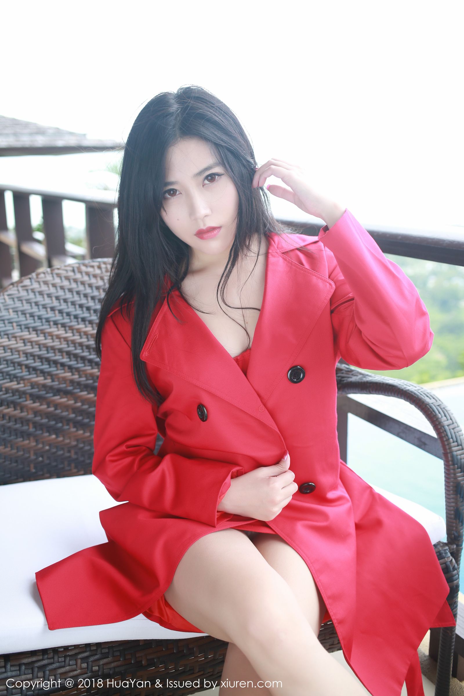 气质女神许诺Sabrina 红色风衣修长美腿