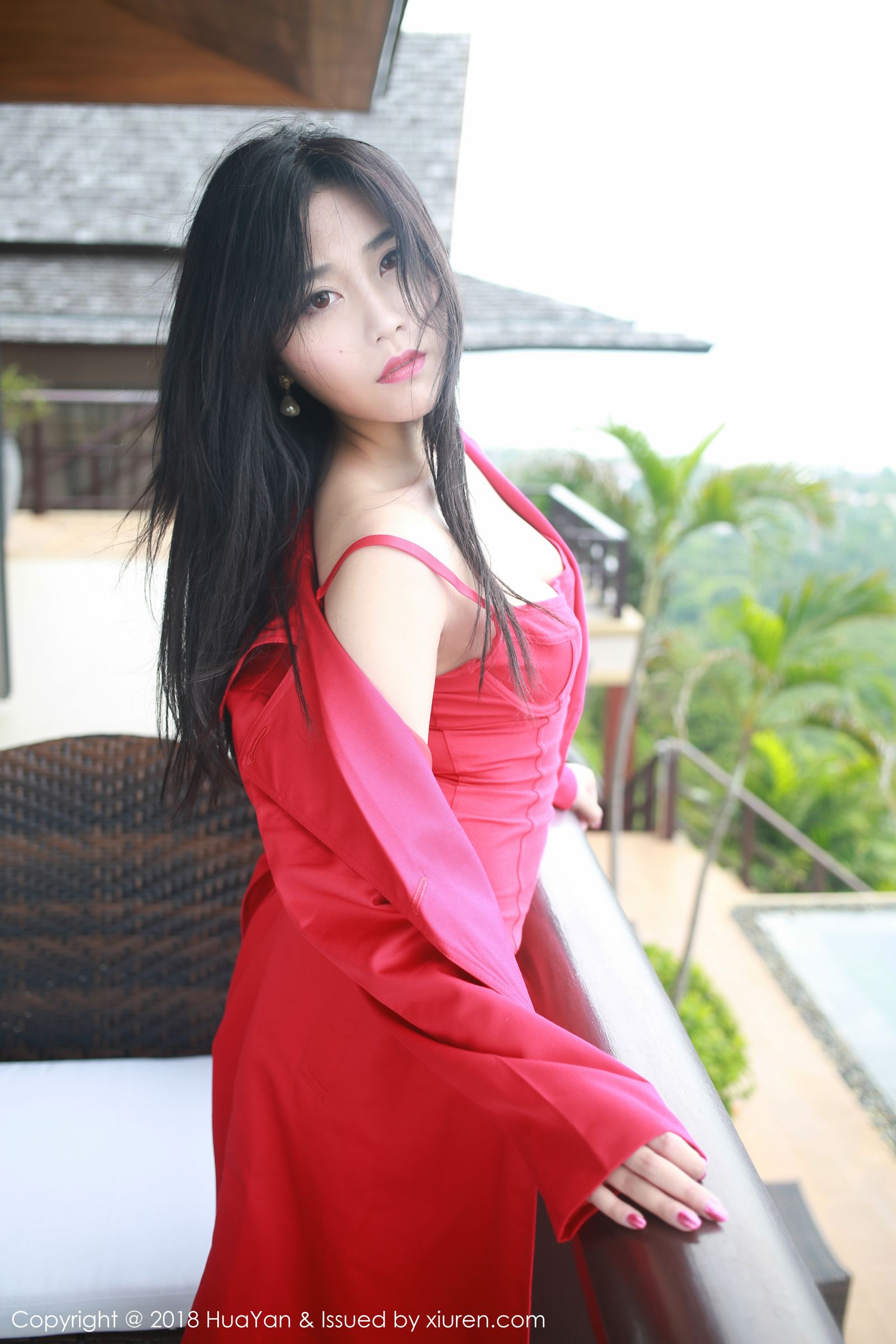 气质女神许诺Sabrina 红色风衣修长美腿