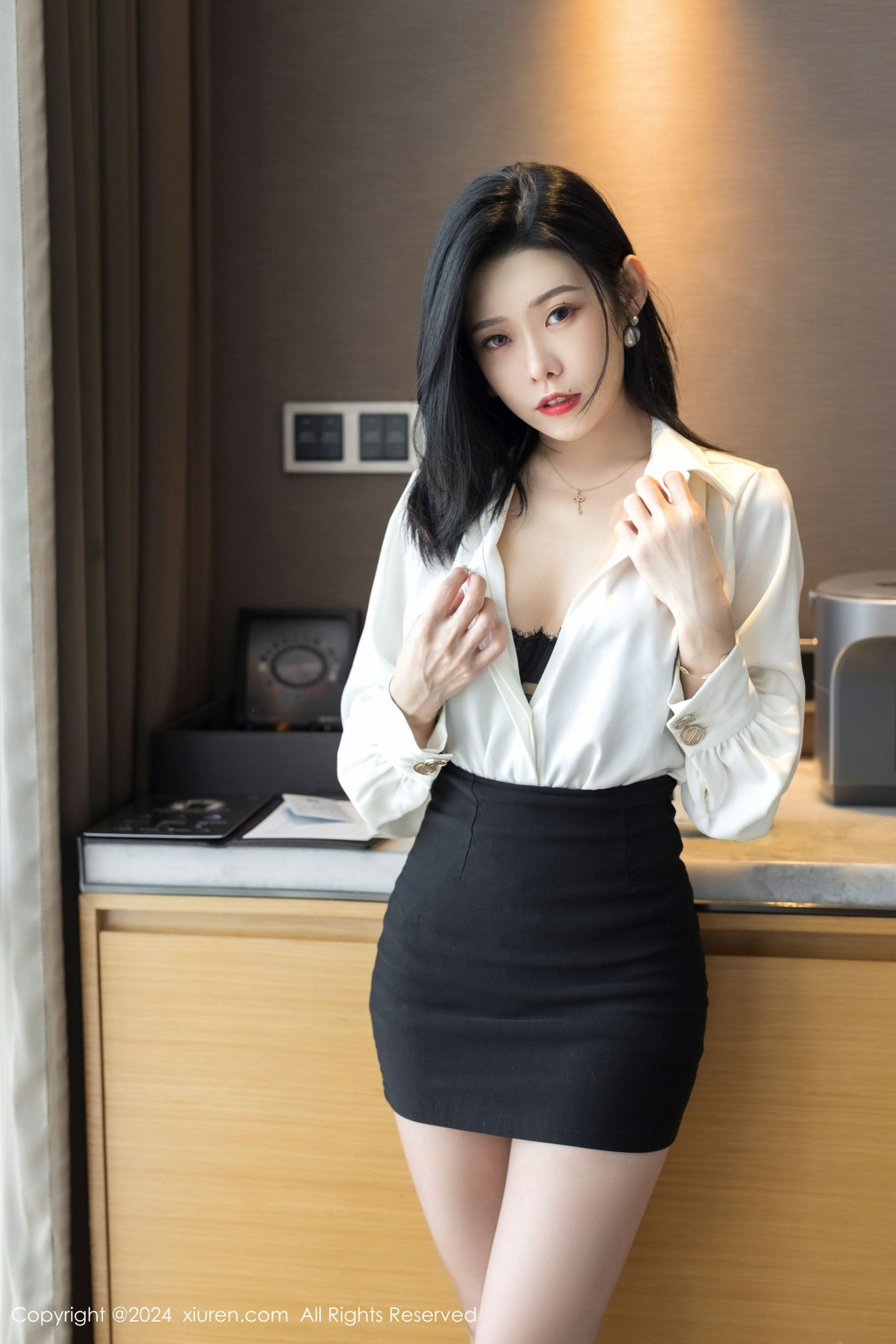 [XiuRen]高清写真图 2024.10.23 No.9329 luvian本能 黑丝美腿