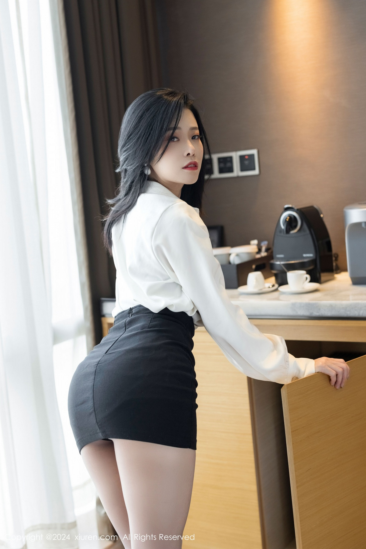 [XiuRen]高清写真图 2024.10.23 No.9329 luvian本能 黑丝美腿