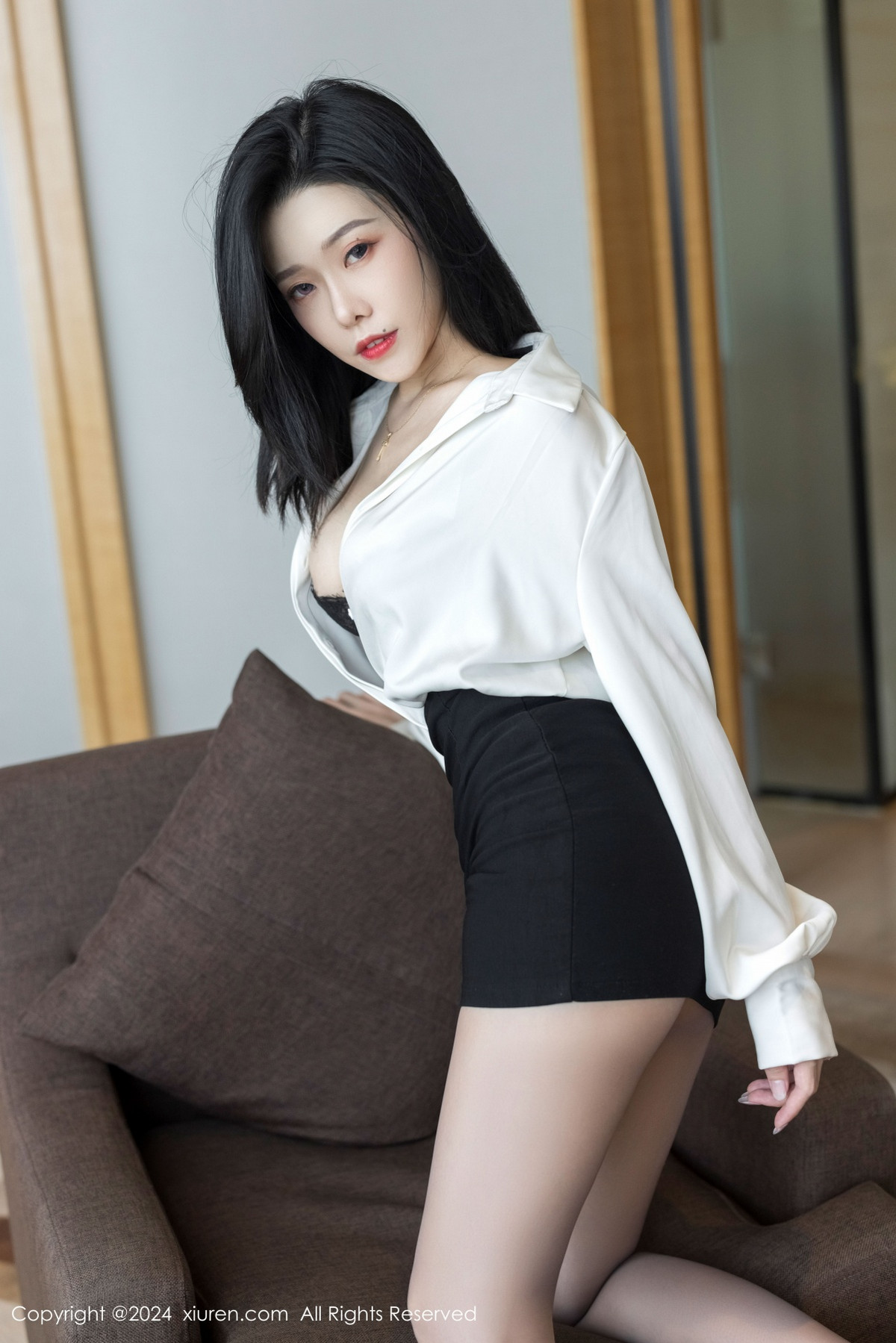 [XiuRen]高清写真图 2024.10.23 No.9329 luvian本能 黑丝美腿
