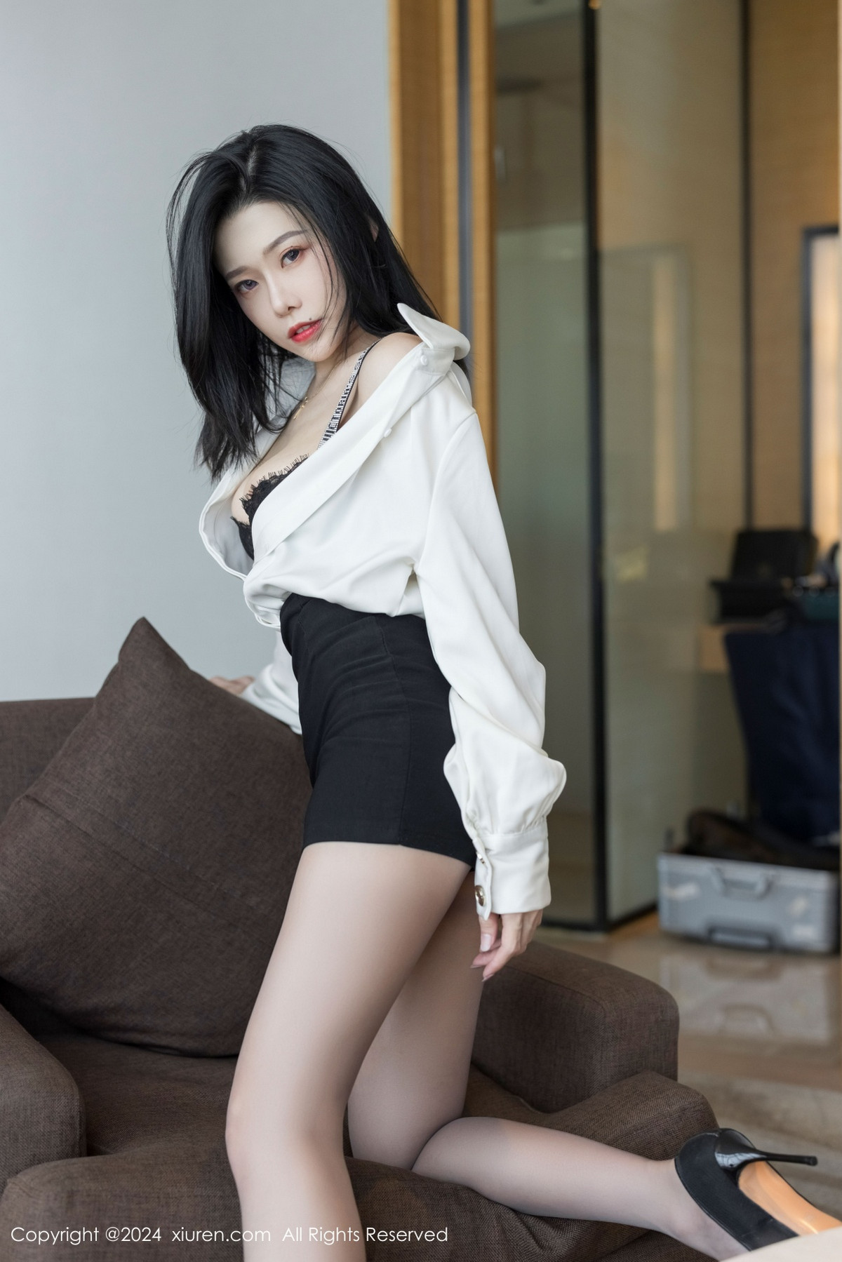 [XiuRen]高清写真图 2024.10.23 No.9329 luvian本能 黑丝美腿