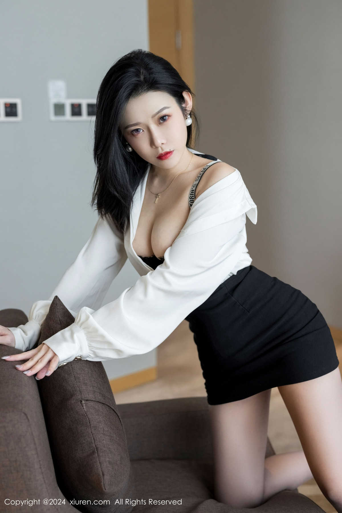 [XiuRen]高清写真图 2024.10.23 No.9329 luvian本能 黑丝美腿