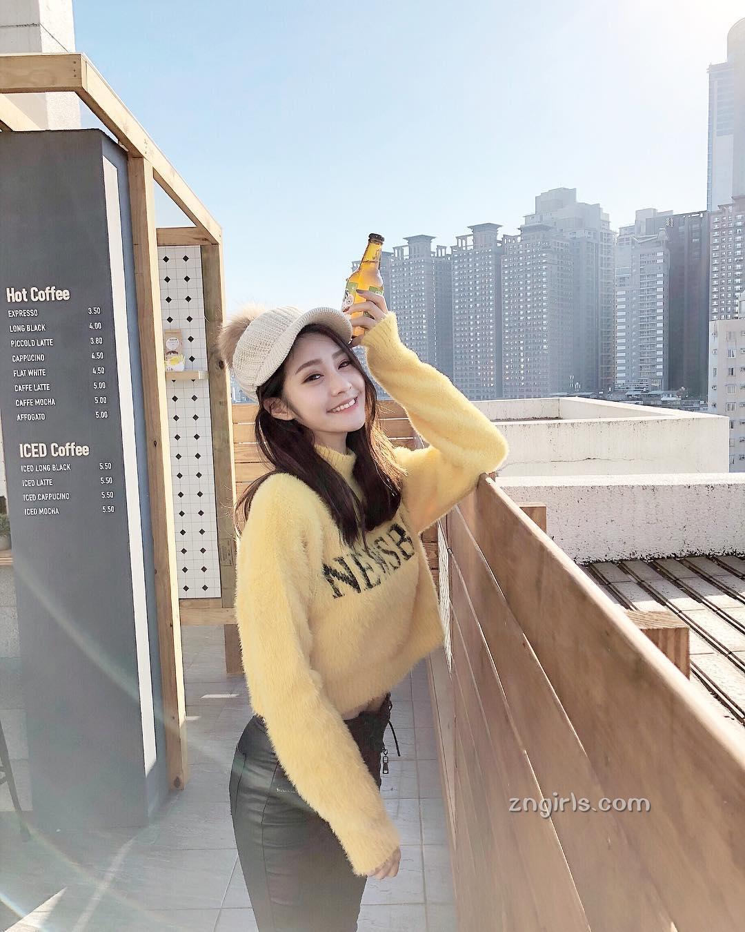 花丛间的大眼正妹！「惹火S曲线」好让人着迷！