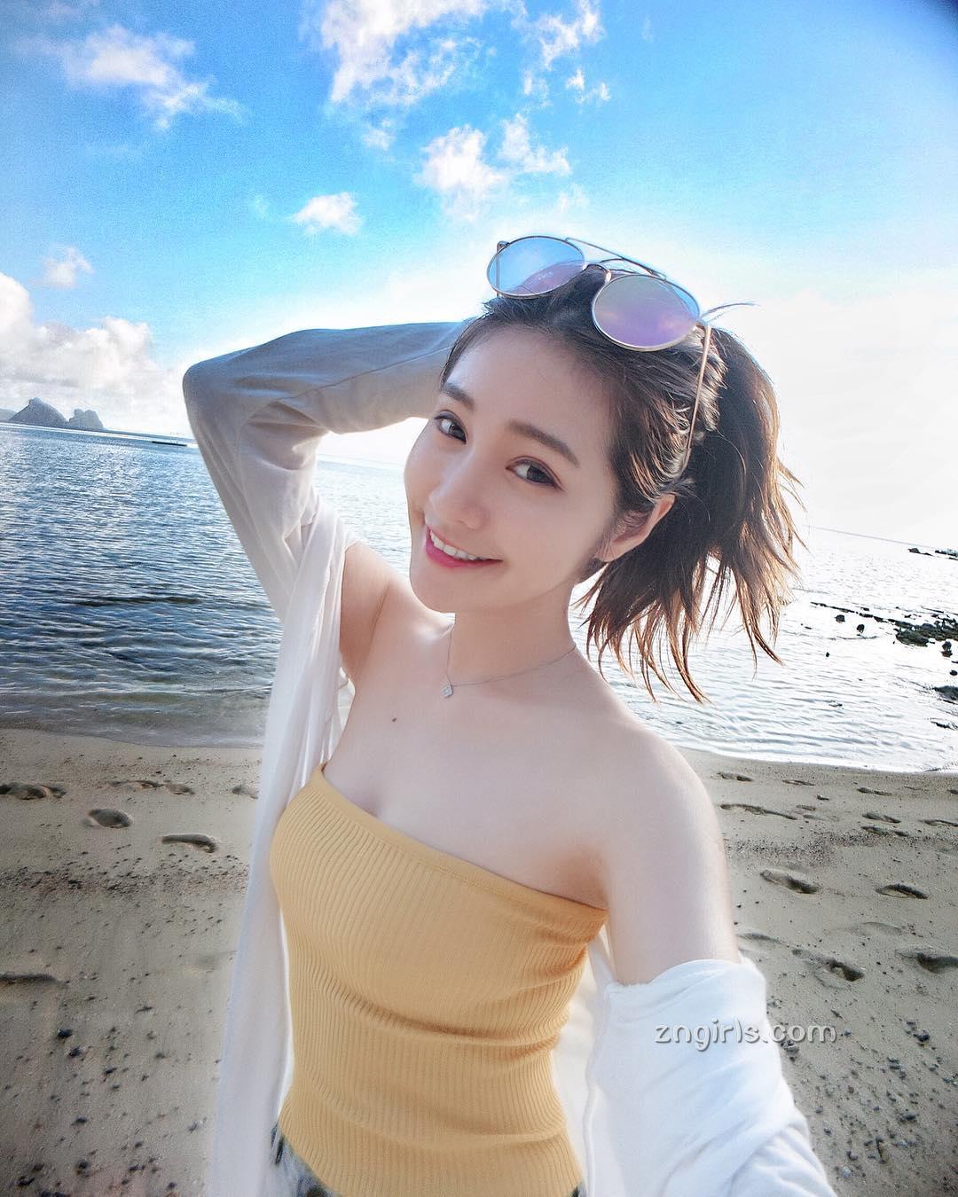 花丛间的大眼正妹！「惹火S曲线」好让人着迷！