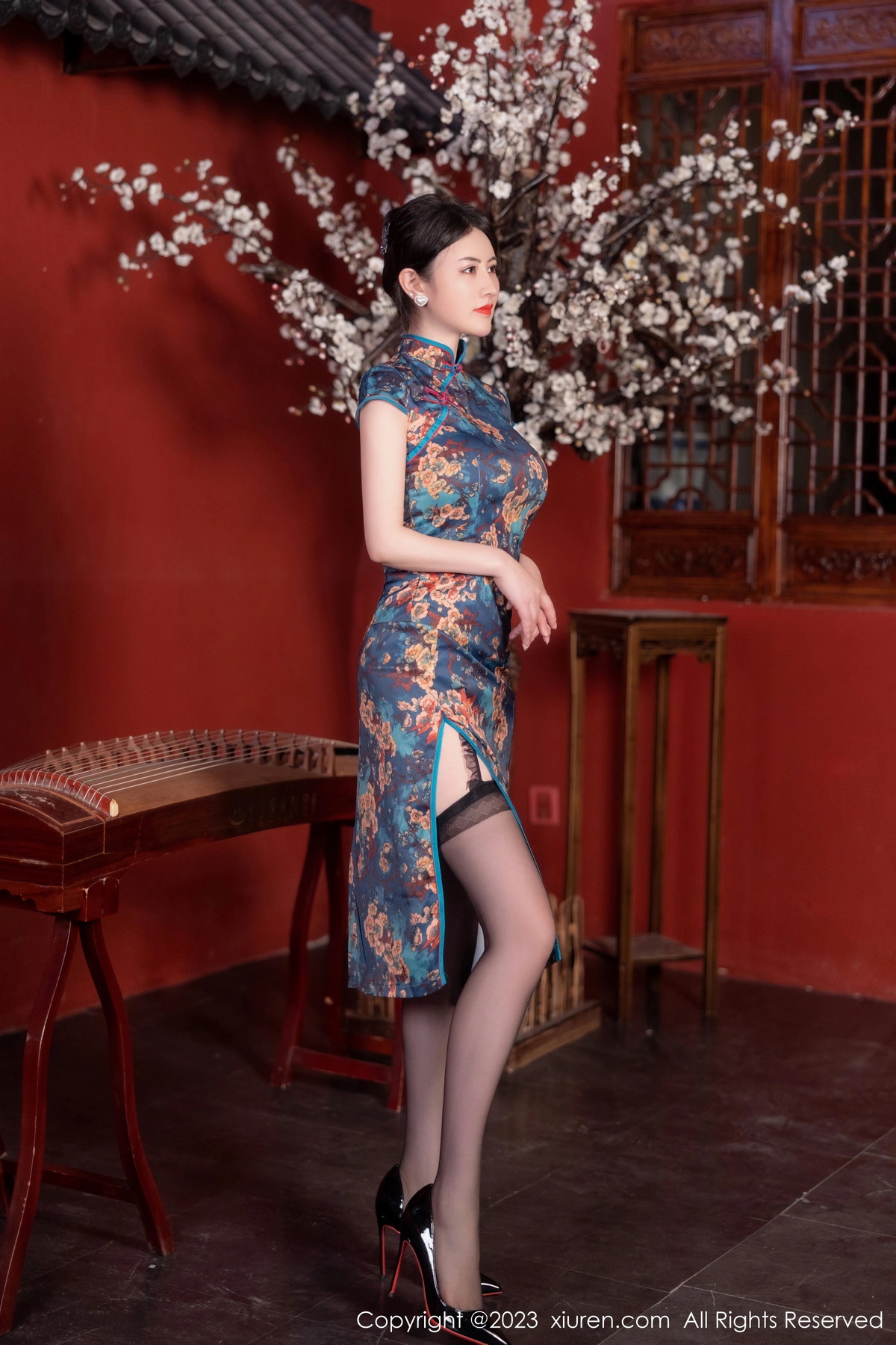[XiuRen]高清写真图 2023.07.10 No.7051 诗诗kiki 旗袍黑丝