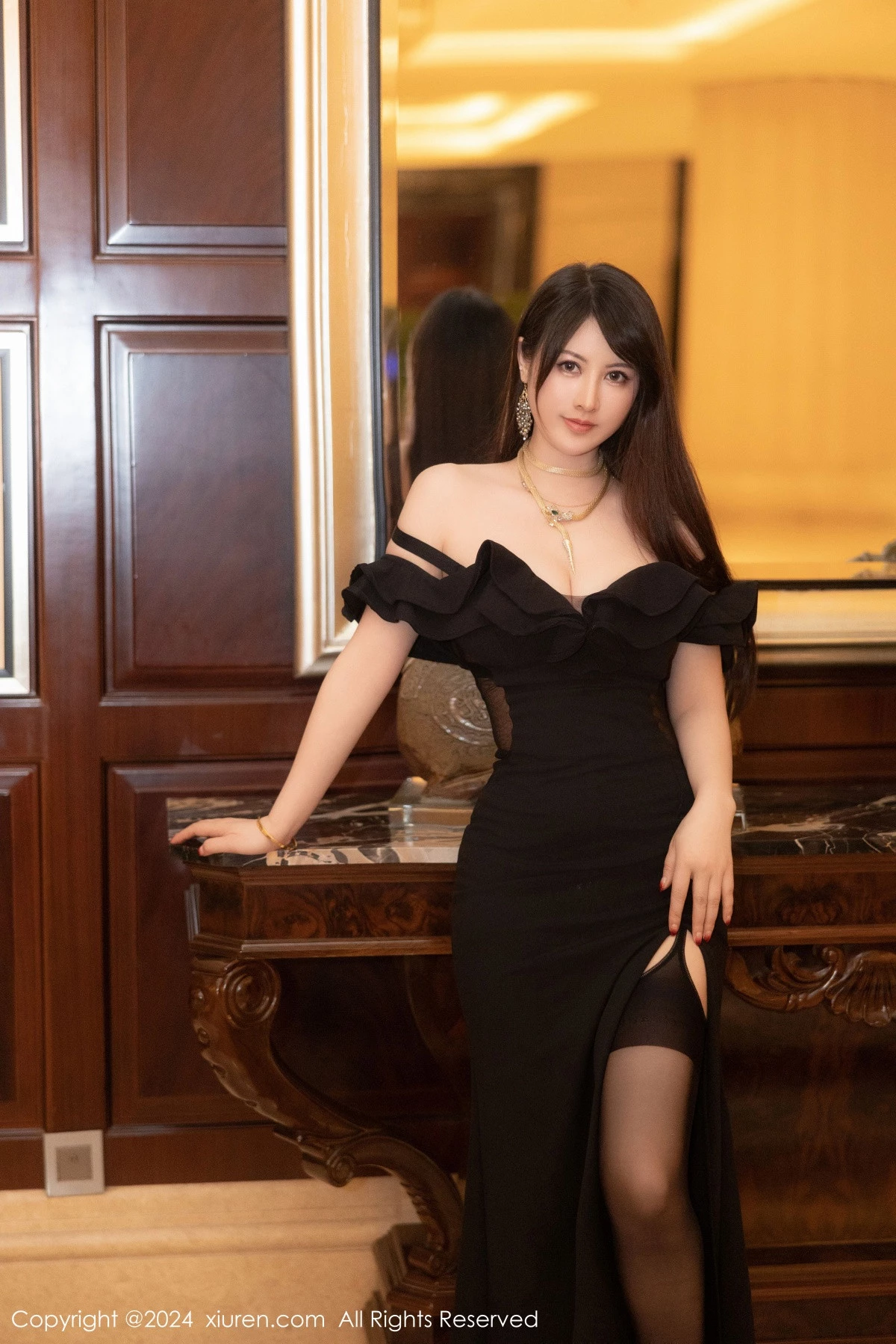 [XiuRen]高清写真图 2024.04.16 No.8397 诗诗kiki 礼裙美腿