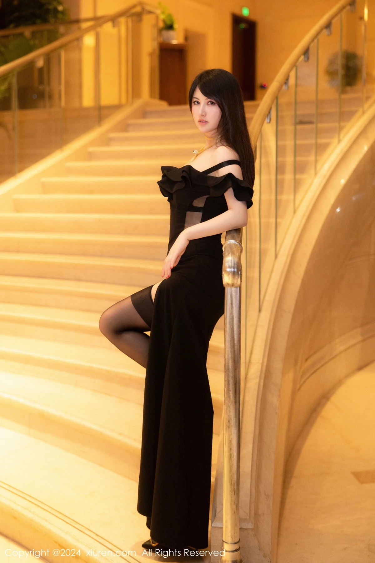 [XiuRen]高清写真图 2024.04.16 No.8397 诗诗kiki 礼裙美腿