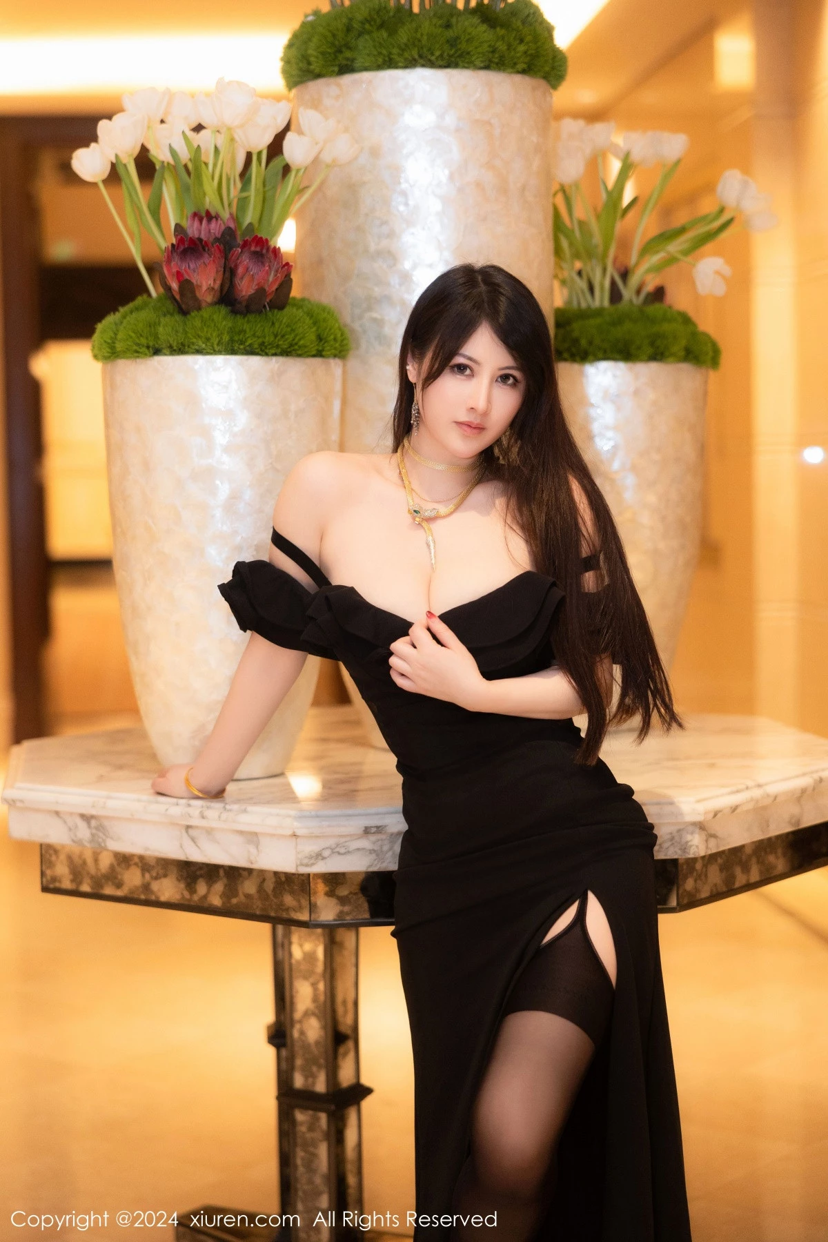 [XiuRen]高清写真图 2024.04.16 No.8397 诗诗kiki 礼裙美腿