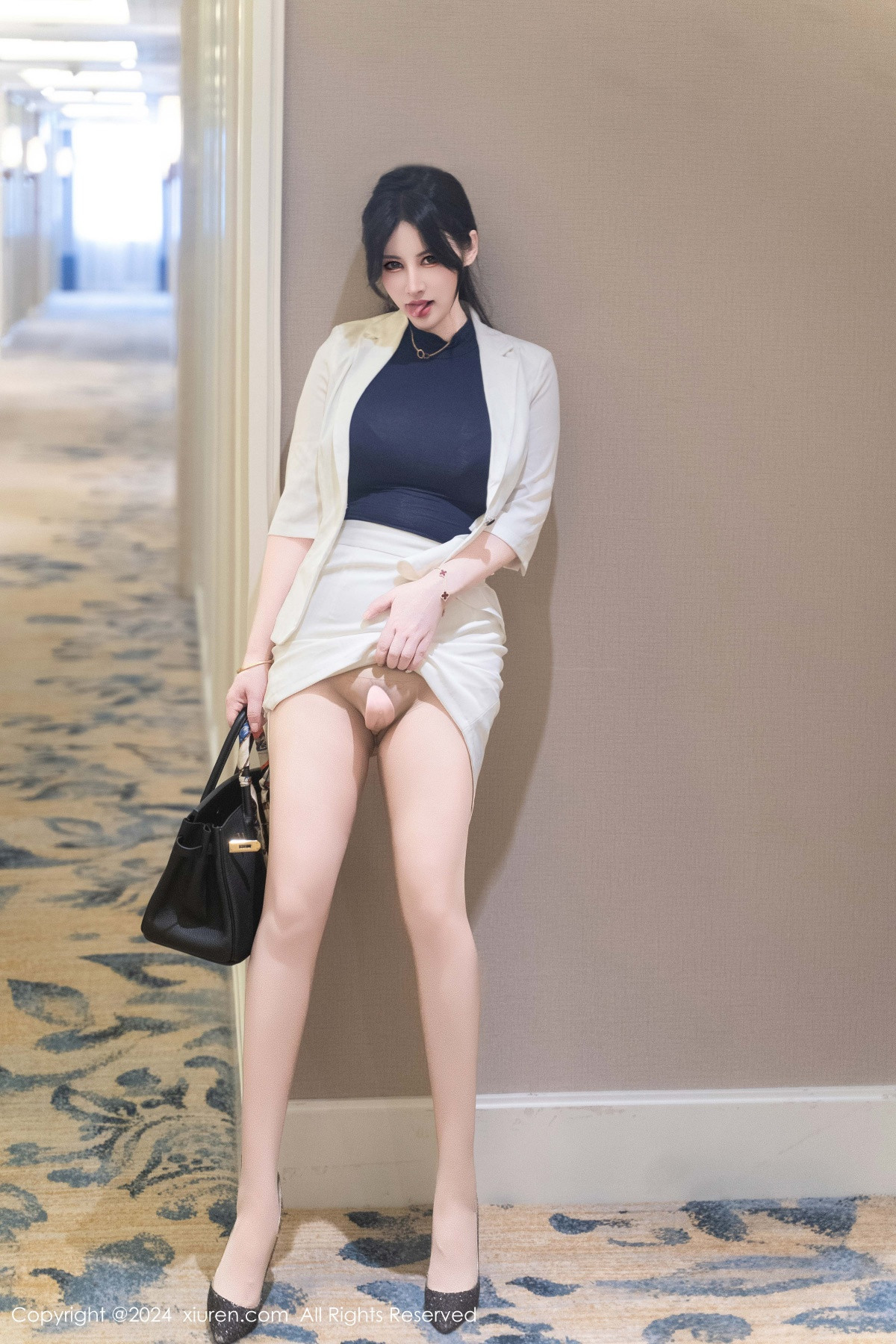 [XiuRen]高清写真图 2024.10.21 No.9319 诗诗kiki 丝袜美臀