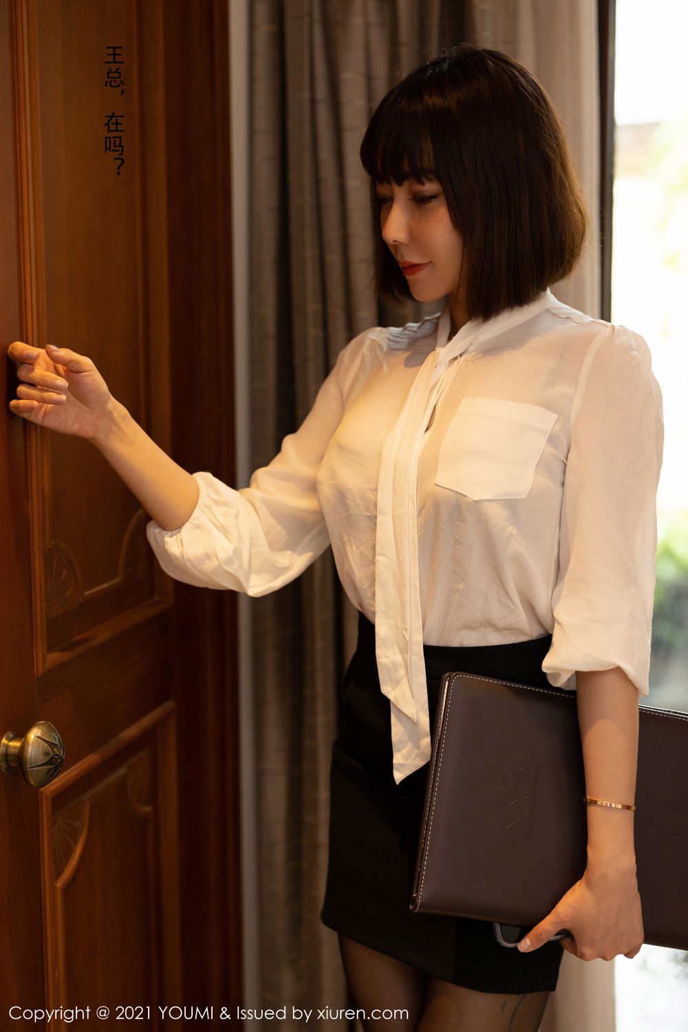 短发御姐果儿Victoria 一次重要的合同签订