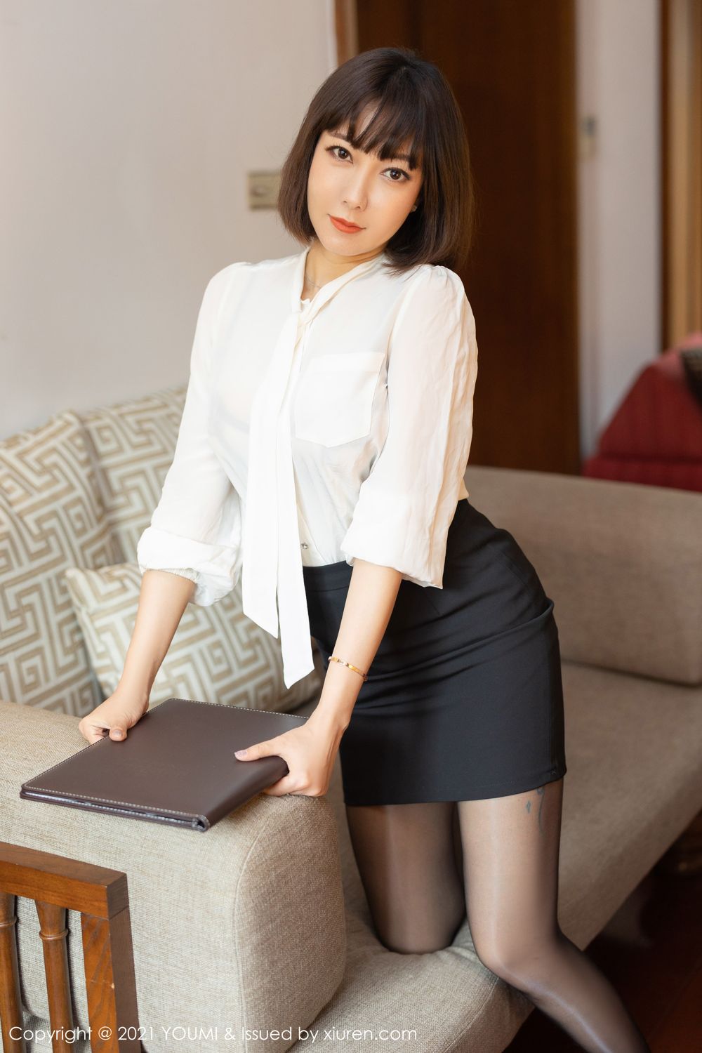 短发御姐果儿Victoria 一次重要的合同签订