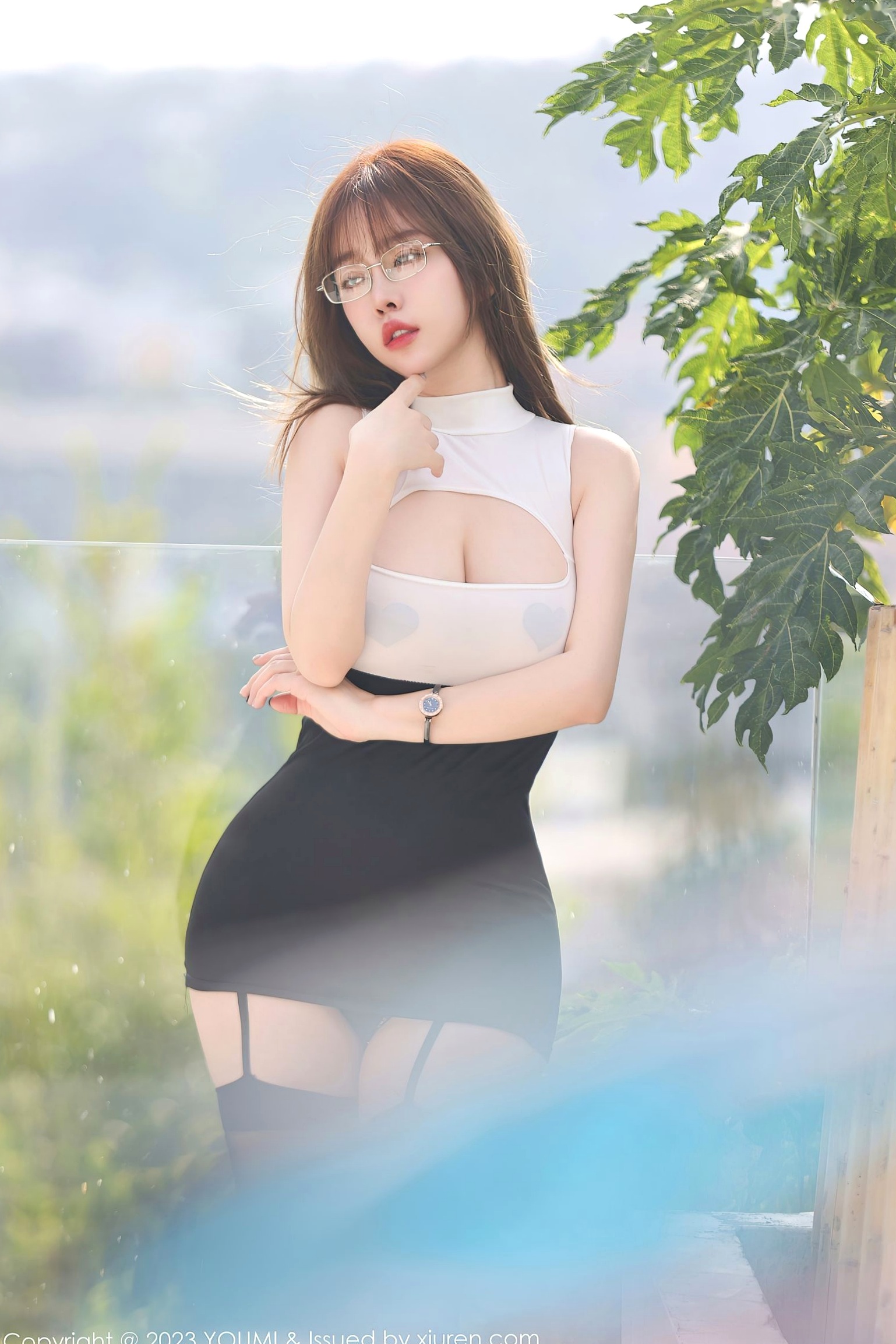 YouMi尤蜜荟-949-王雨纯：黑白拼色连衣裙配吊带黑丝，戴眼镜展现性感私房魅力，极致诱惑的高跟鞋女神