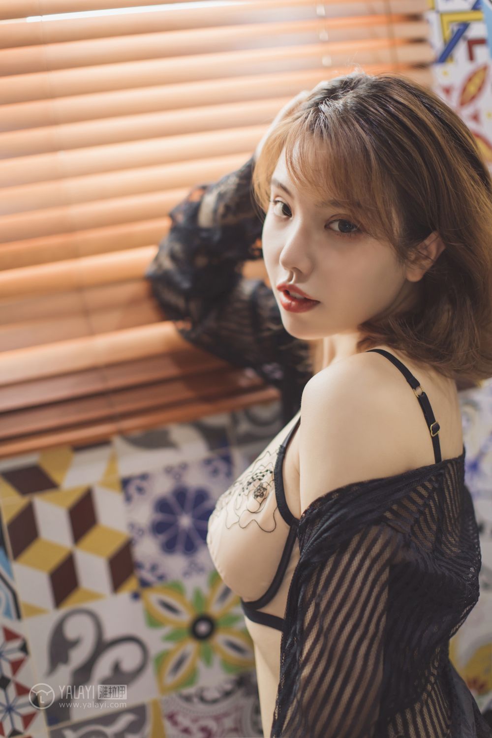 [YALAYI雅拉伊]高清写真图 2019.07.31 No.355 轻熟女 黄乐然