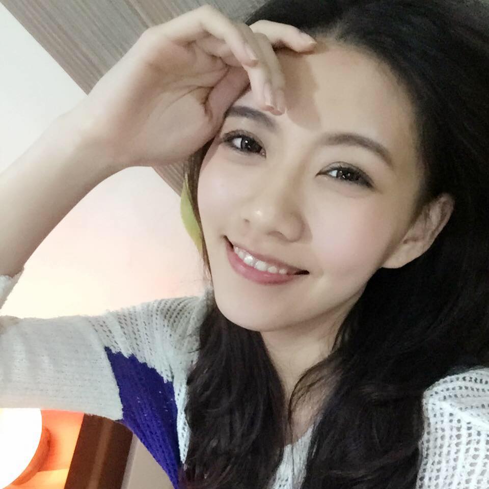 周巧韵-长发飘逸 妩媚朦胧美自拍照
