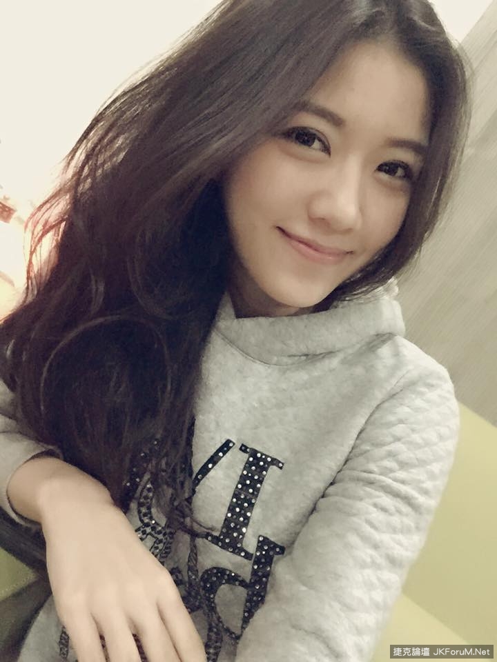 周巧韵-长发飘逸 妩媚朦胧美自拍照